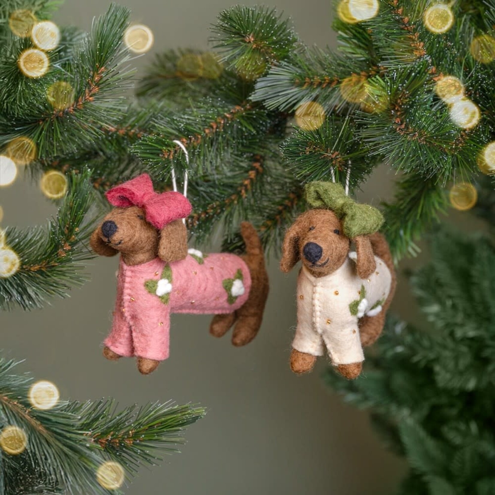 Fairmade Fairtrade Hanger Teckel XL met Creme kerstpakje  Fairmade Fairtrade handgemaakt in Nepal