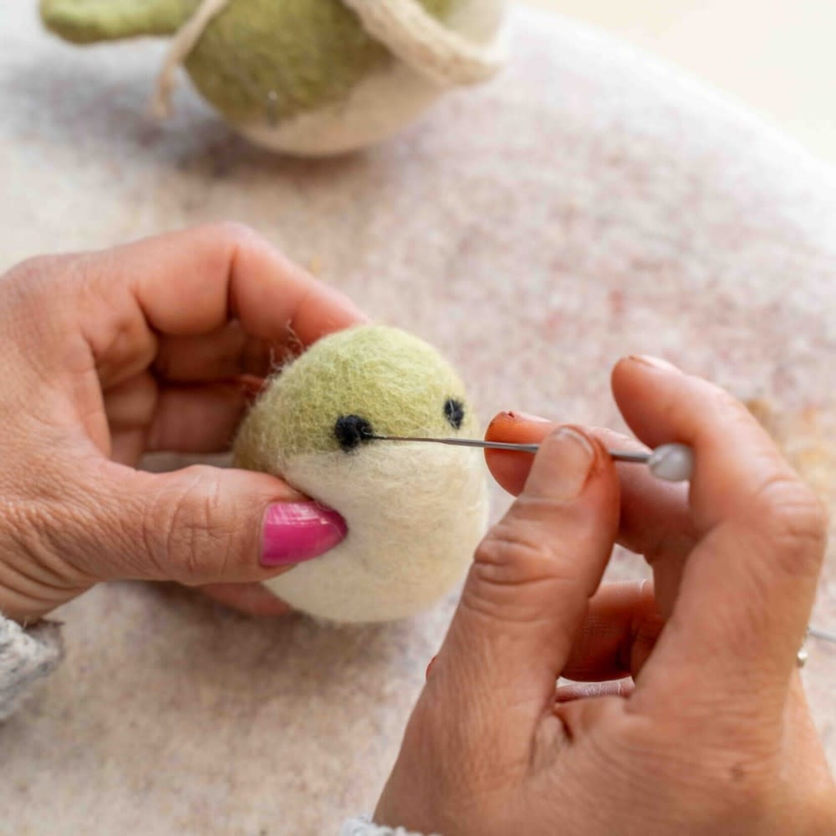 Sjaal met Verhaal Sjaal met verhaal Hanger Vogeltje lichtgroen Fairmade Fairtrade handgemaakt in Nepal