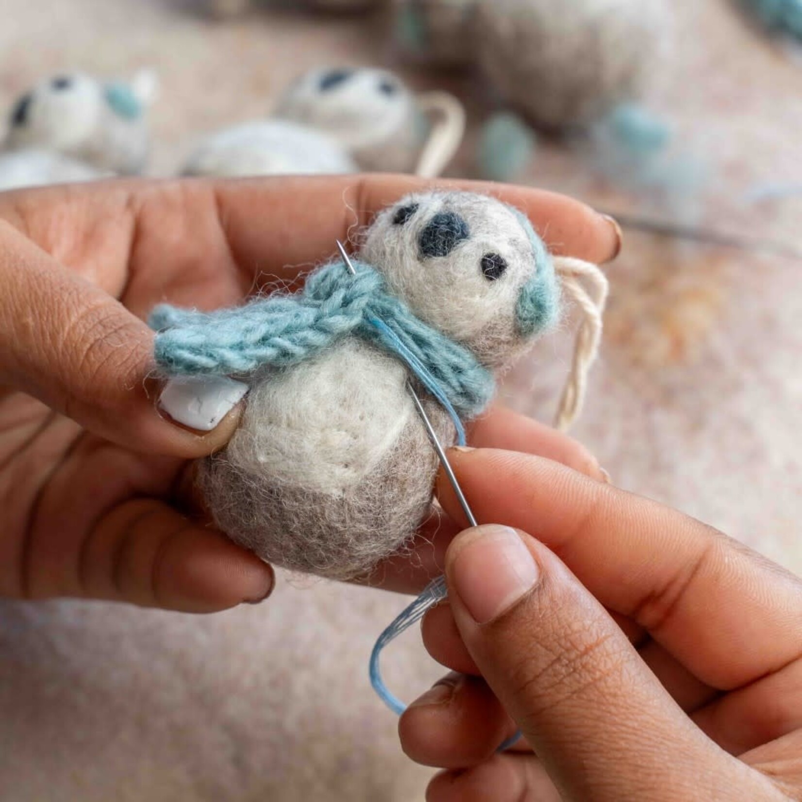 Sjaal met Verhaal Sjaal met verhaal Hanger Pinguin ijsblauw  Fairmade Fairtrade handgemaakt in Nepal