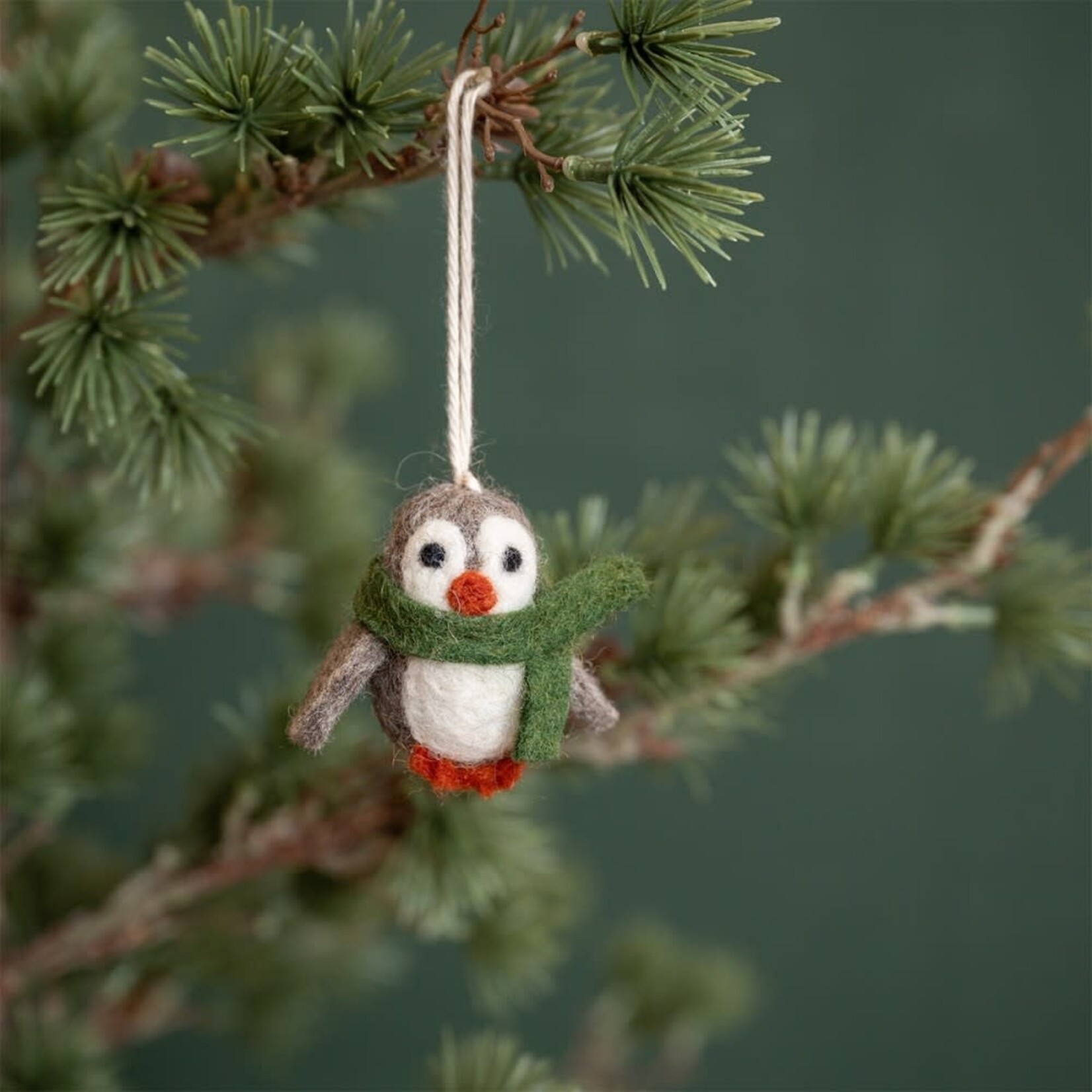 Fairmade Fairtrade Hanger kerst 6 cm pinguïn met sjaal groen Fairmade Fairtrade handgemaakt in Nepal