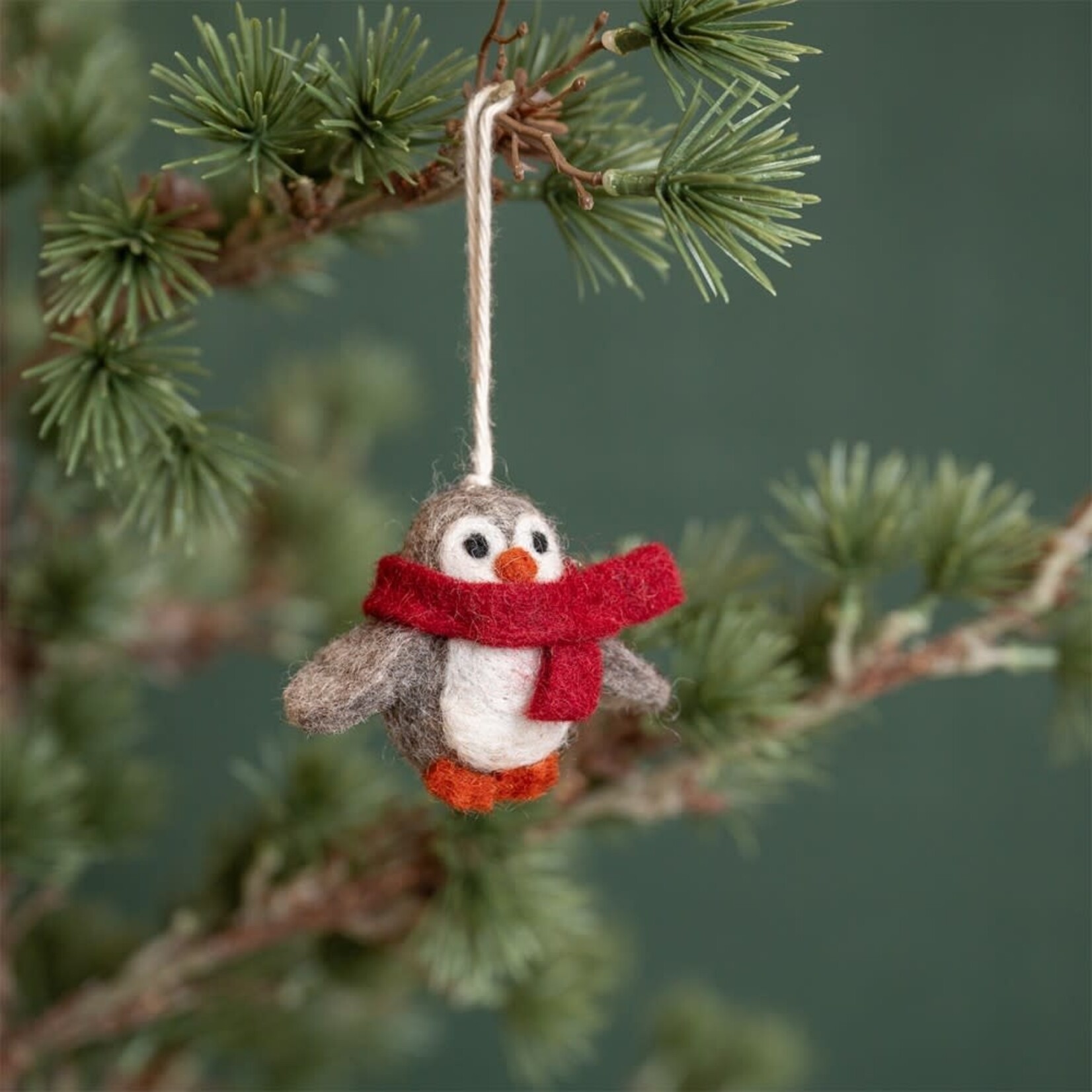 Fairmade Fairtrade Hanger kerst 6 cm pinguïn met sjaal rood Fairmade Fairtrade handgemaakt in Nepal