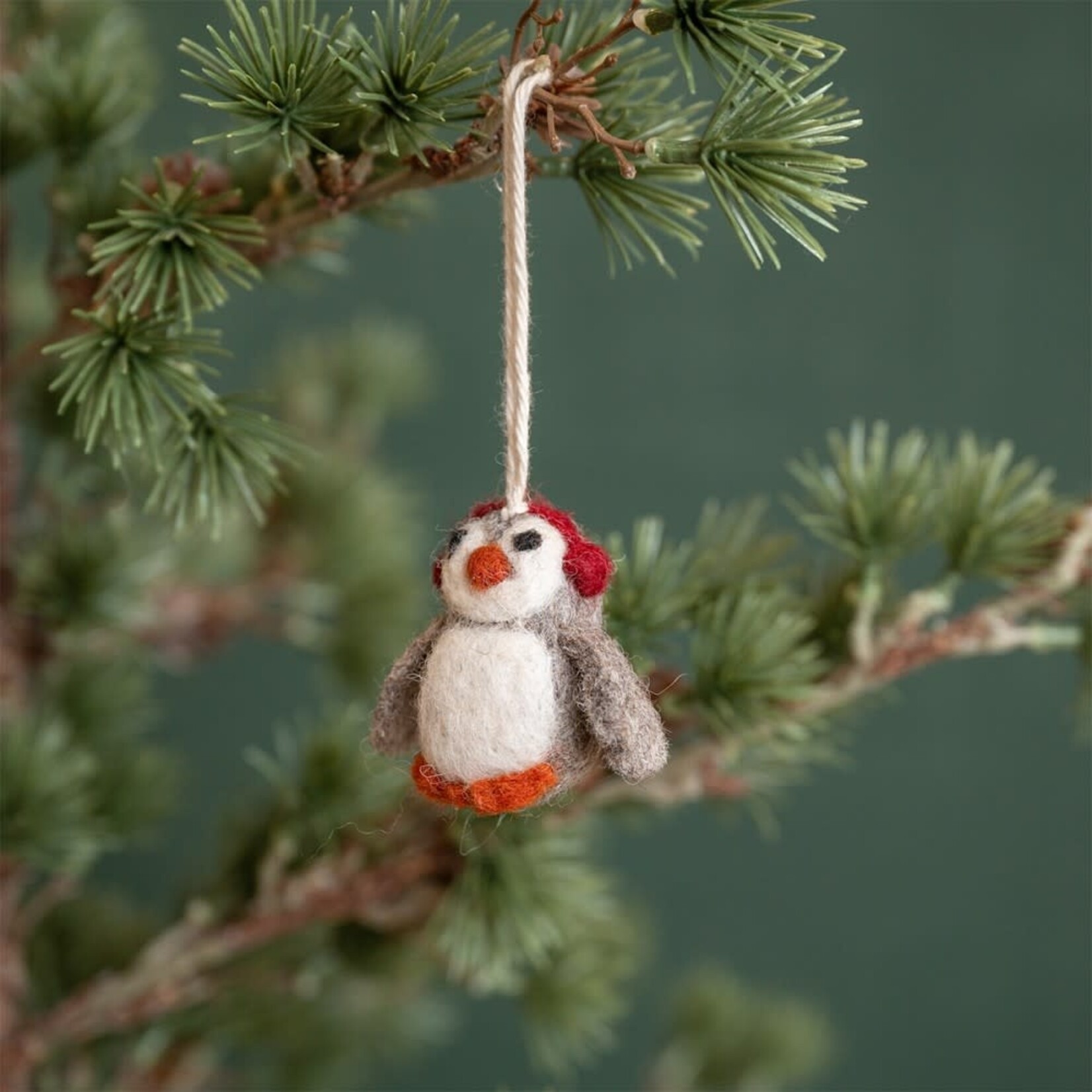 Fairmade Fairtrade Hanger kerst 6 cm pinguïn met oorwarmers rood Fairmade Fairtrade handgemaakt in Nepal