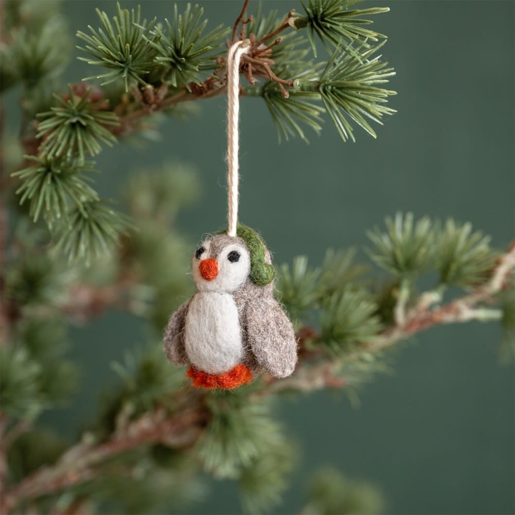 Fairmade Fairtrade Hanger kerst 6 cm pinguïn met oorwarmers groen Fairmade Fairtrade handgemaakt in Nepal