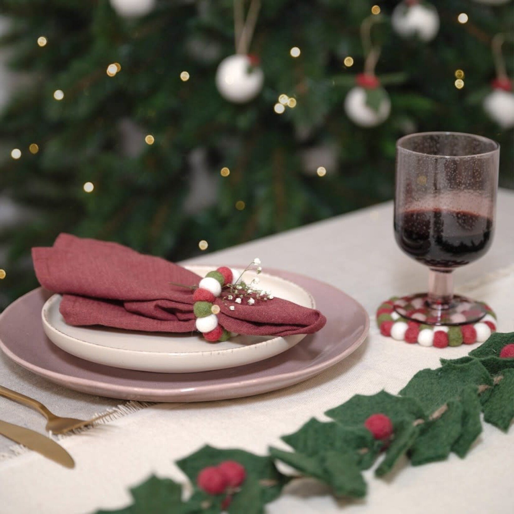Fairmade Fairtrade KERST: Servetring Viltballetjes Holly Berry 6 stuks als set Sjaal met Verhaal