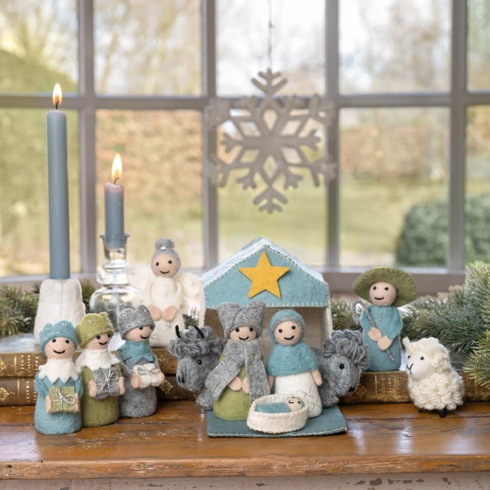 Fairmade Fairtrade Sjaal met Verhaal Kerststal ijsblauw wit met 11 kerstfiguren, Fairmade Fairtrade handgemaakt