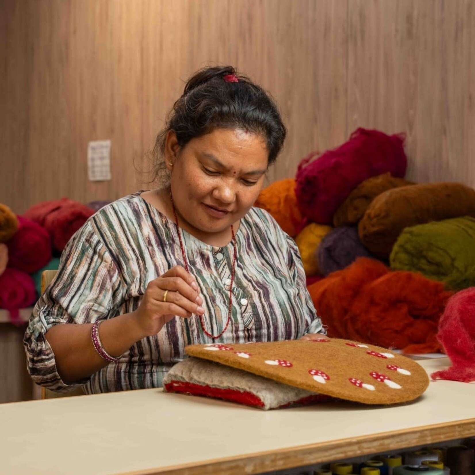 Fairmade Fairtrade voor Sjaal met Verhaal Sjaal met Verhaal 35 cm onderzetter placemat paddenstoelen bruin