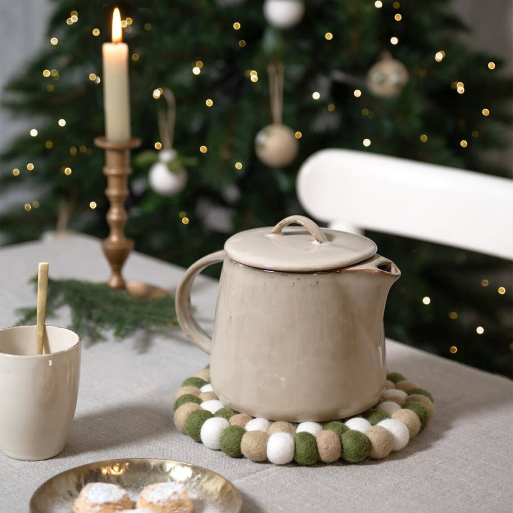 Fairmade Fairtrade voor Sjaal met Verhaal Sjaal met Verhaal 20 cm onderzetter rond viltbolletjes Mistletoe