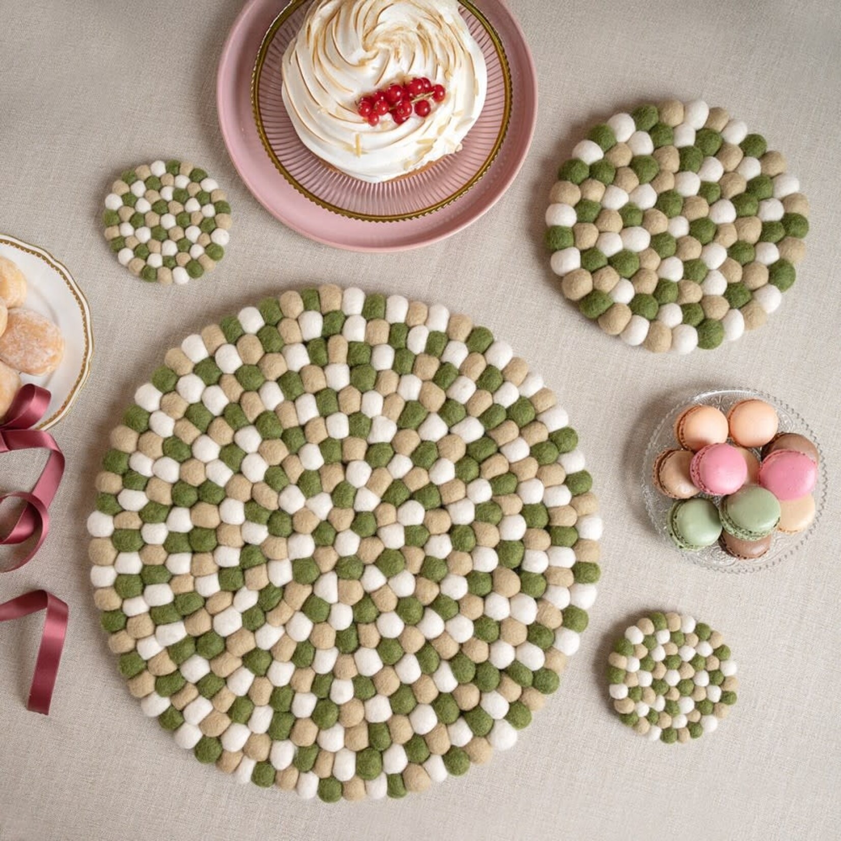 Fairmade Fairtrade voor Sjaal met Verhaal Sjaal met Verhaal 20 cm onderzetter rond viltbolletjes Mistletoe