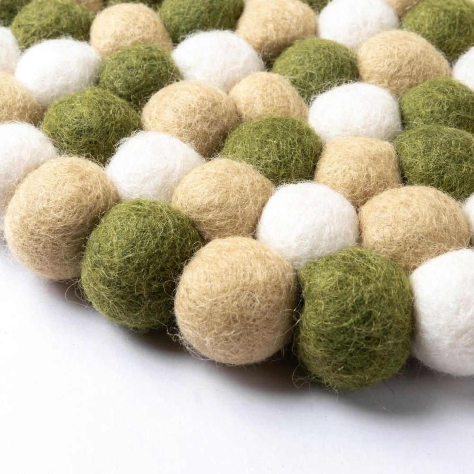 Fairmade Fairtrade Sjaal met Verhaal 20 cm onderzetter rond viltbolletjes Mistletoe