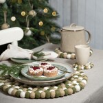 Fairmade Fairtrade voor Sjaal met Verhaal Sjaal met Verhaal 40 cm onderzetter rond viltbolletjes Mistletoe