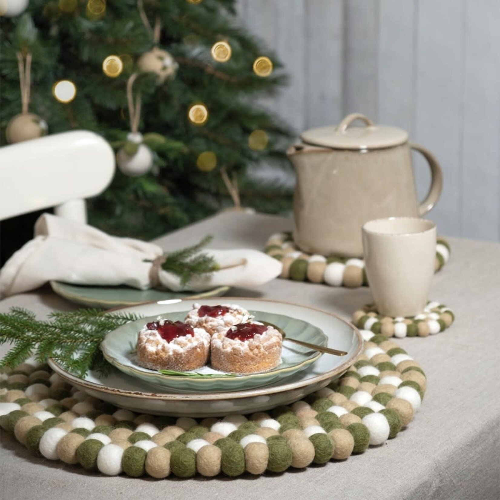 Fairmade Fairtrade Sjaal met Verhaal 40 cm onderzetter rond viltbolletjes Mistletoe