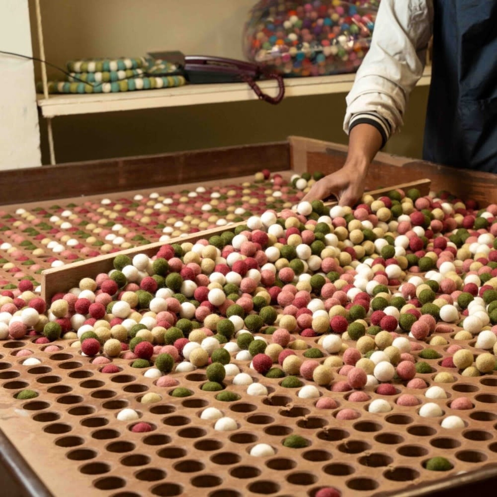 Fairmade Fairtrade voor Sjaal met Verhaal Sjaal met Verhaal 40 cm onderzetter rond viltbolletjes Mistletoe Dreams