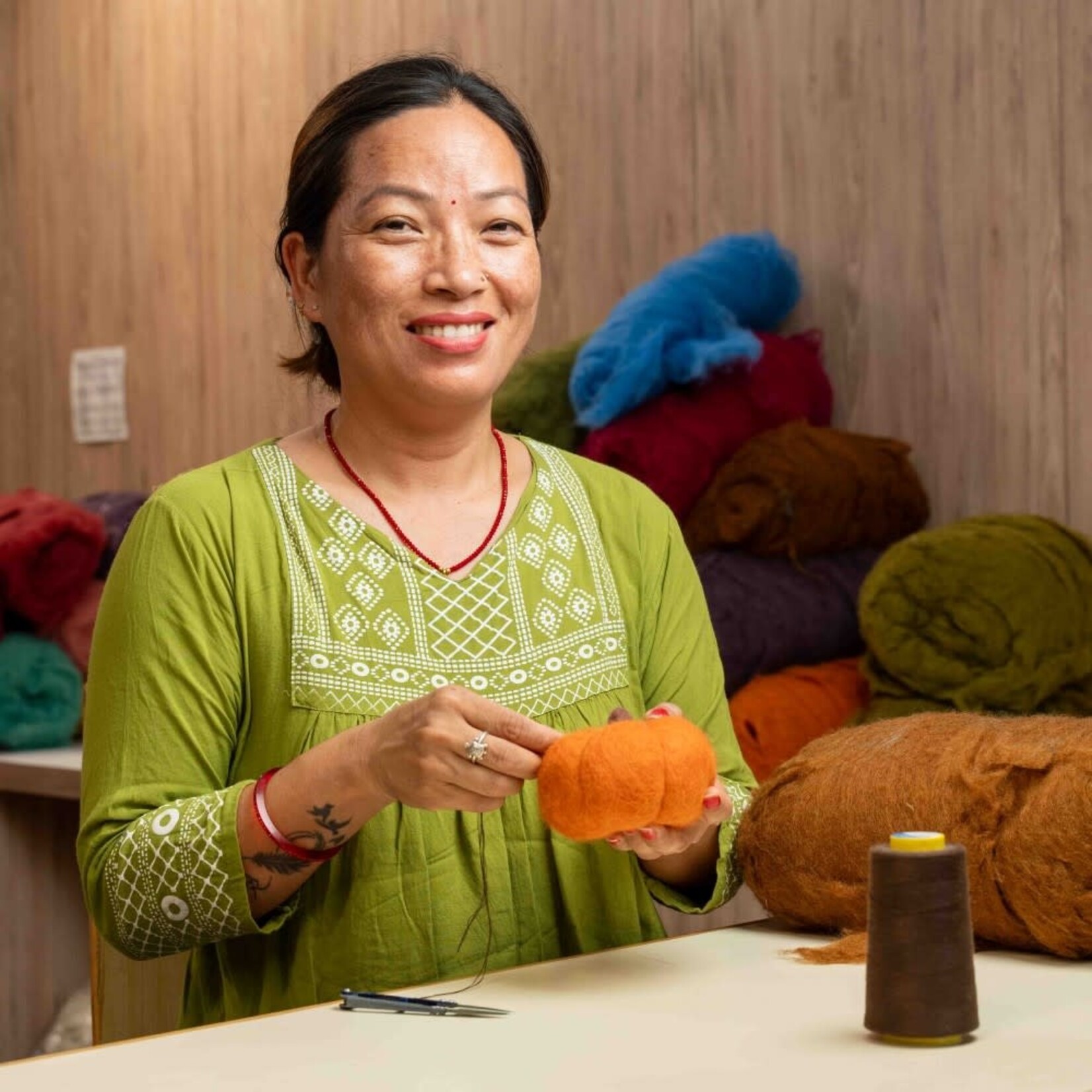 Fairmade Fairtrade voor Sjaal met Verhaal Sjaal met Verhaal Pompoen Large 11 x 8 cm Bordeaux