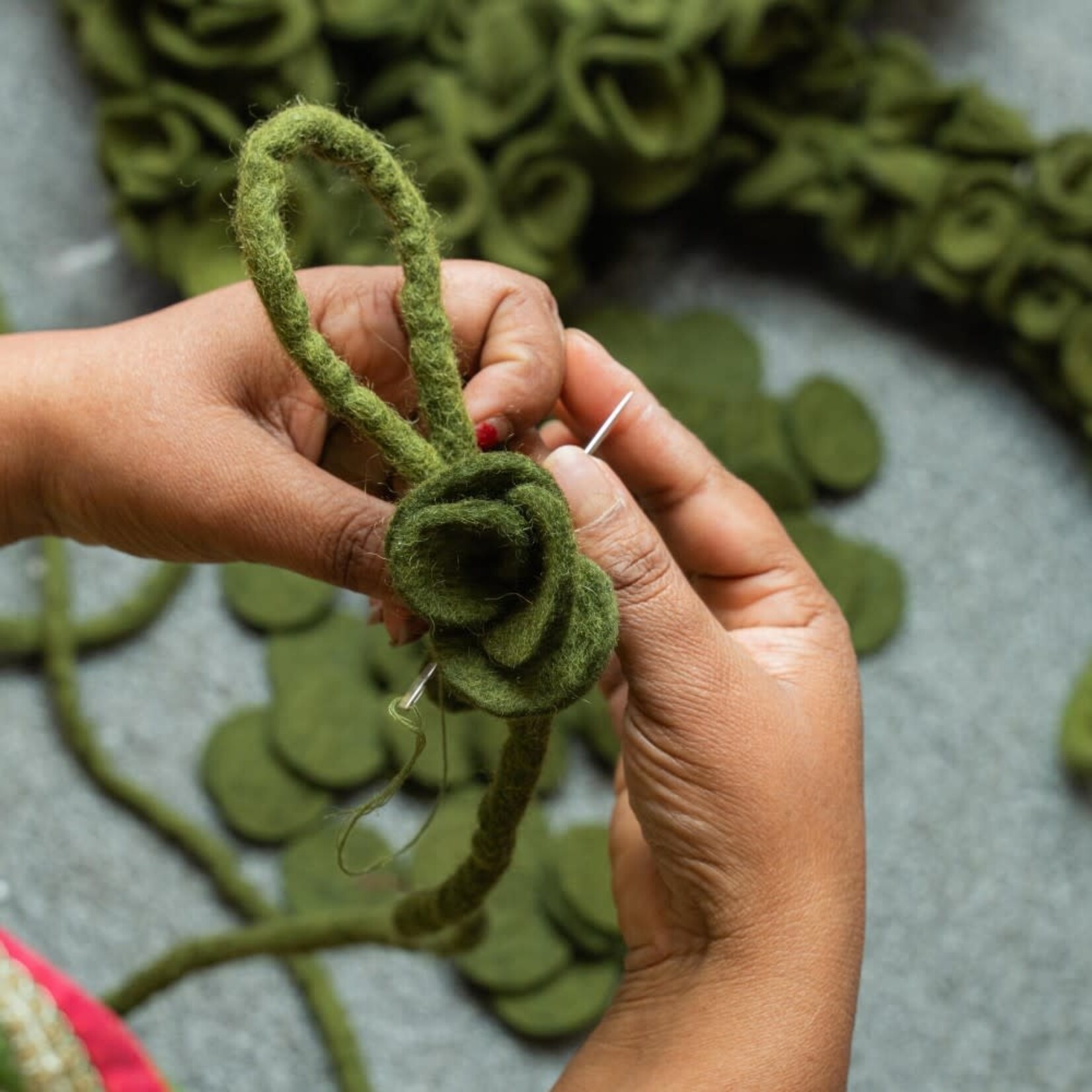 Fairmade Fairtrade voor Sjaal met Verhaal Sjaal met Verhaal 130 cm Vilt Slinger Guirlande Eucalyptus Donkergroen