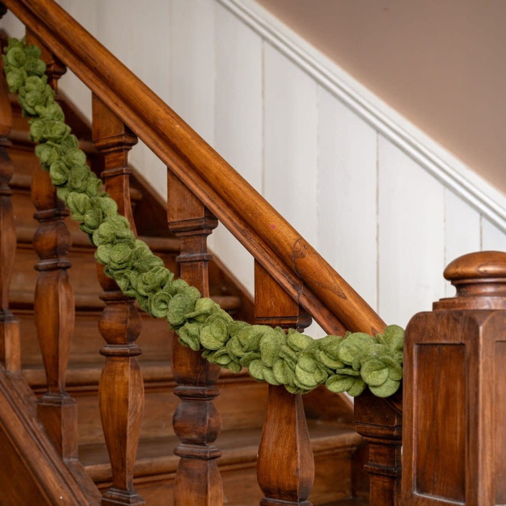 Fairmade Fairtrade Sjaal met Verhaal 140 cm Vilt Slinger Guirlande Eucalyptus Donkergroen