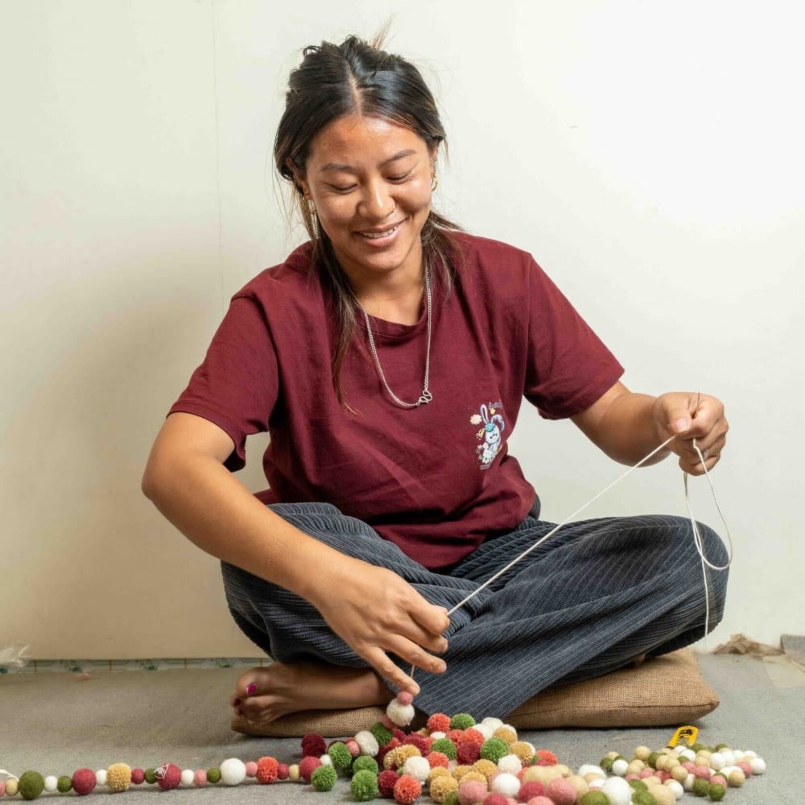 Fairmade Fairtrade voor Sjaal met Verhaal Sjaal met Verhaal 120 cm Viltslinger Viltballetjes Pompoms Mistletoe Dreams