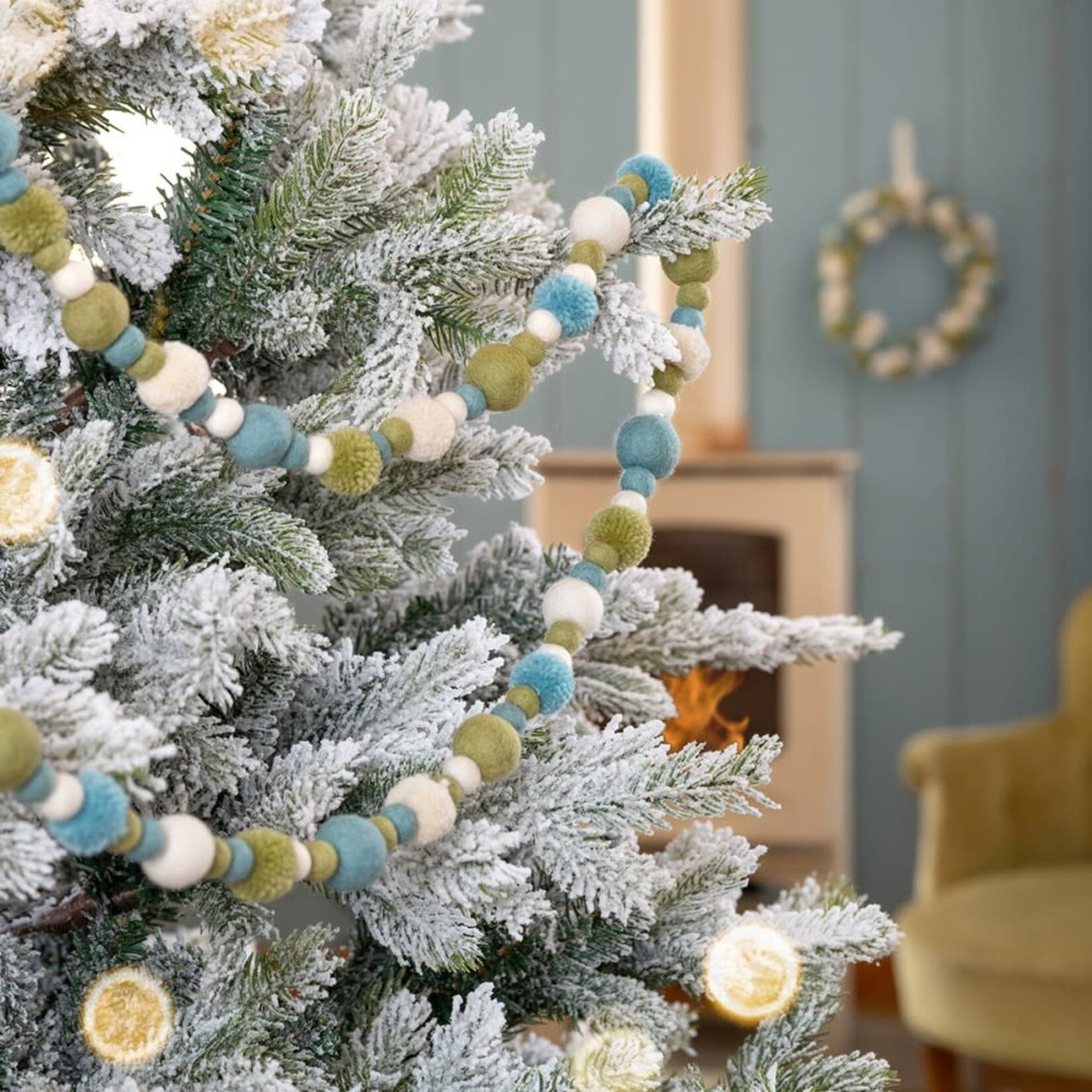 Fairmade Fairtrade Sjaal met Verhaal 120 cm Viltslinger Viltballetjes Pompoms Winterwonderland