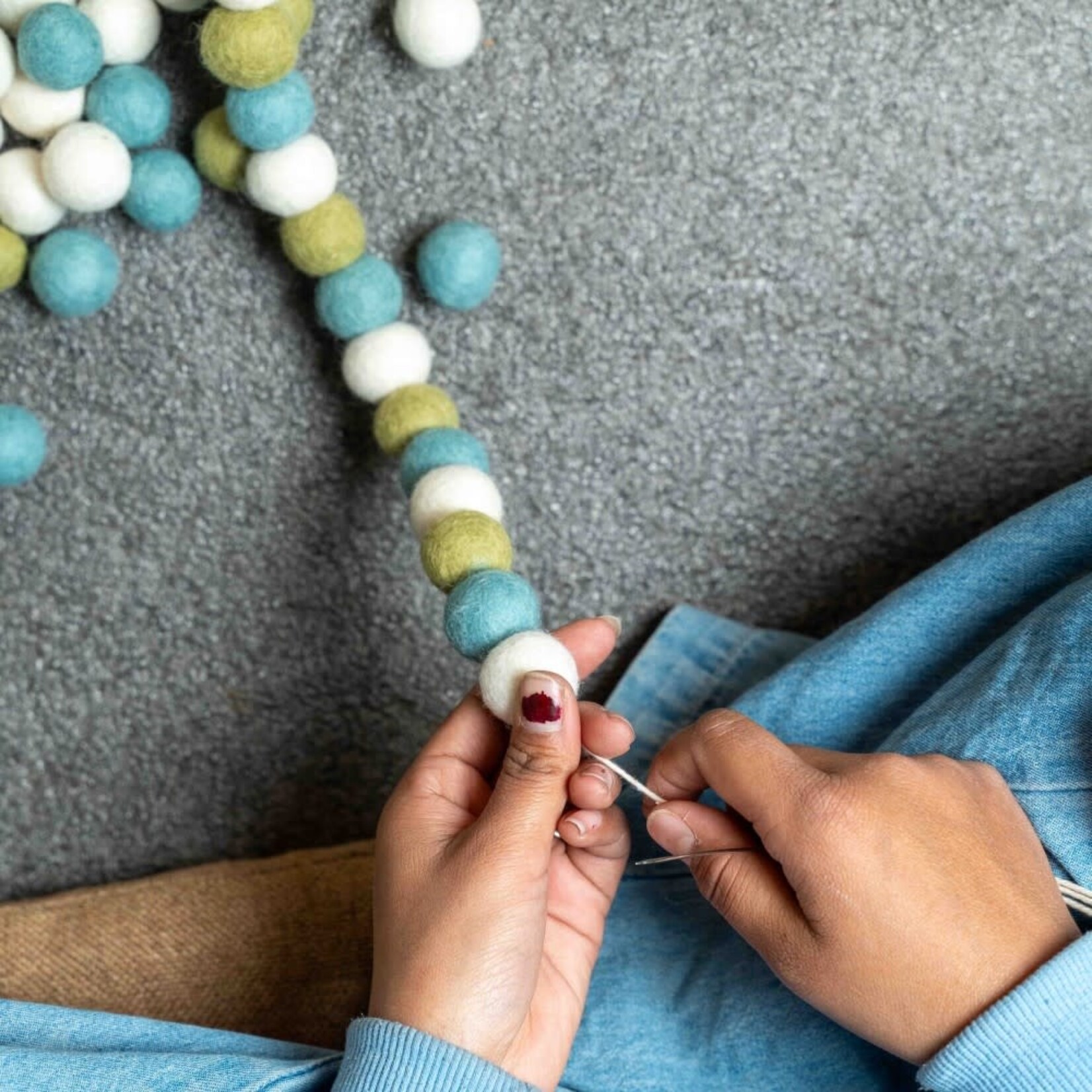 Fairmade Fairtrade voor Sjaal met Verhaal Sjaal met Verhaal 200 cm Viltslinger Viltballetjes Winterwonderland