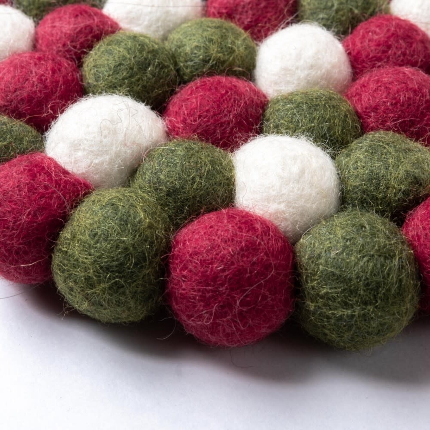 Fairmade Fairtrade voor Sjaal met Verhaal Sjaal met Verhaal 20 cm onderzetter rond viltbolletjes Holly Berry