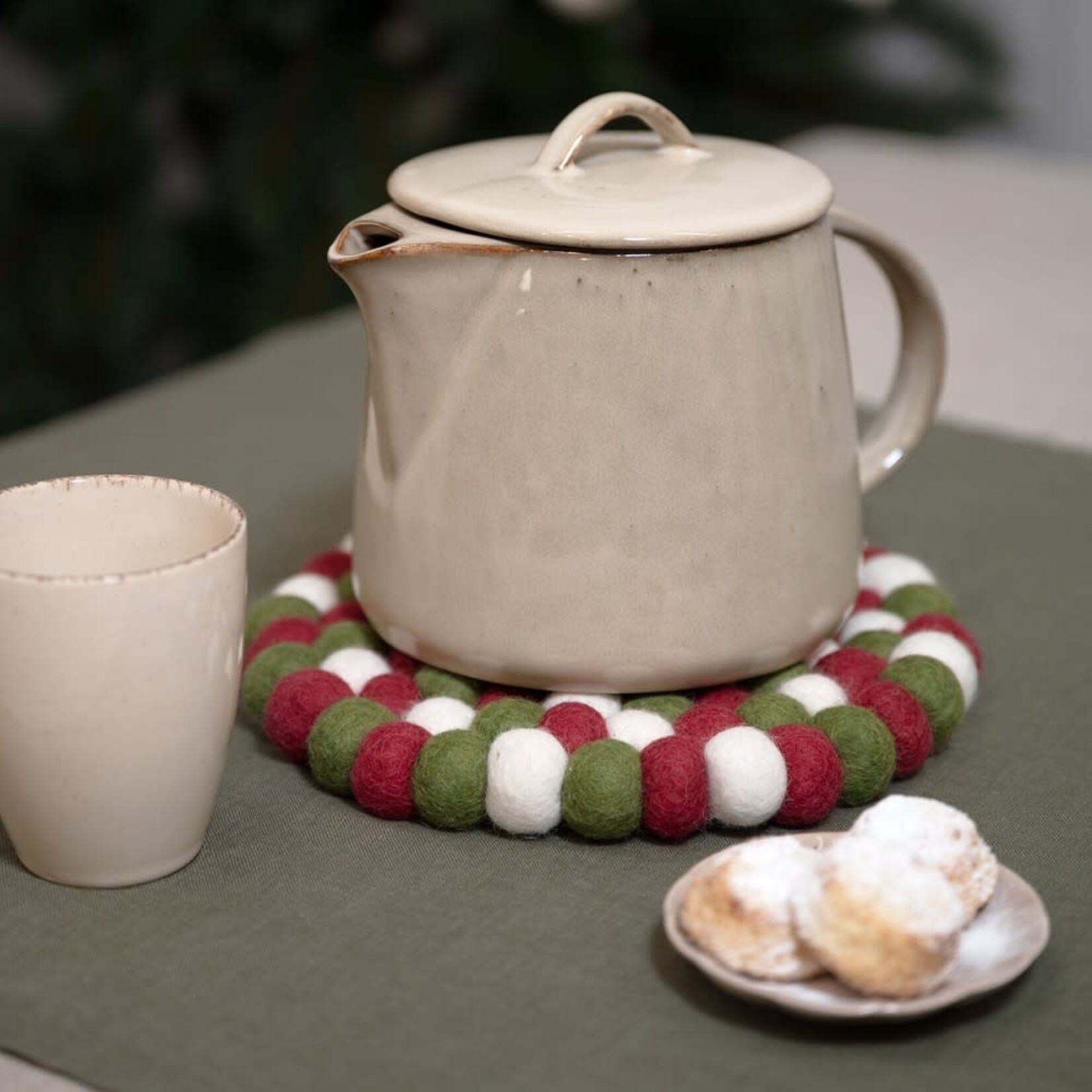 Fairmade Fairtrade voor Sjaal met Verhaal Sjaal met Verhaal 20 cm onderzetter rond viltbolletjes Holly Berry