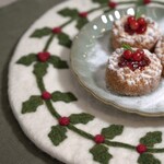 Sjaal met Verhaal Sjaal met Verhaal 35 cm onderzetter placemat Holly Berry op is op handgemaakt van Vilt