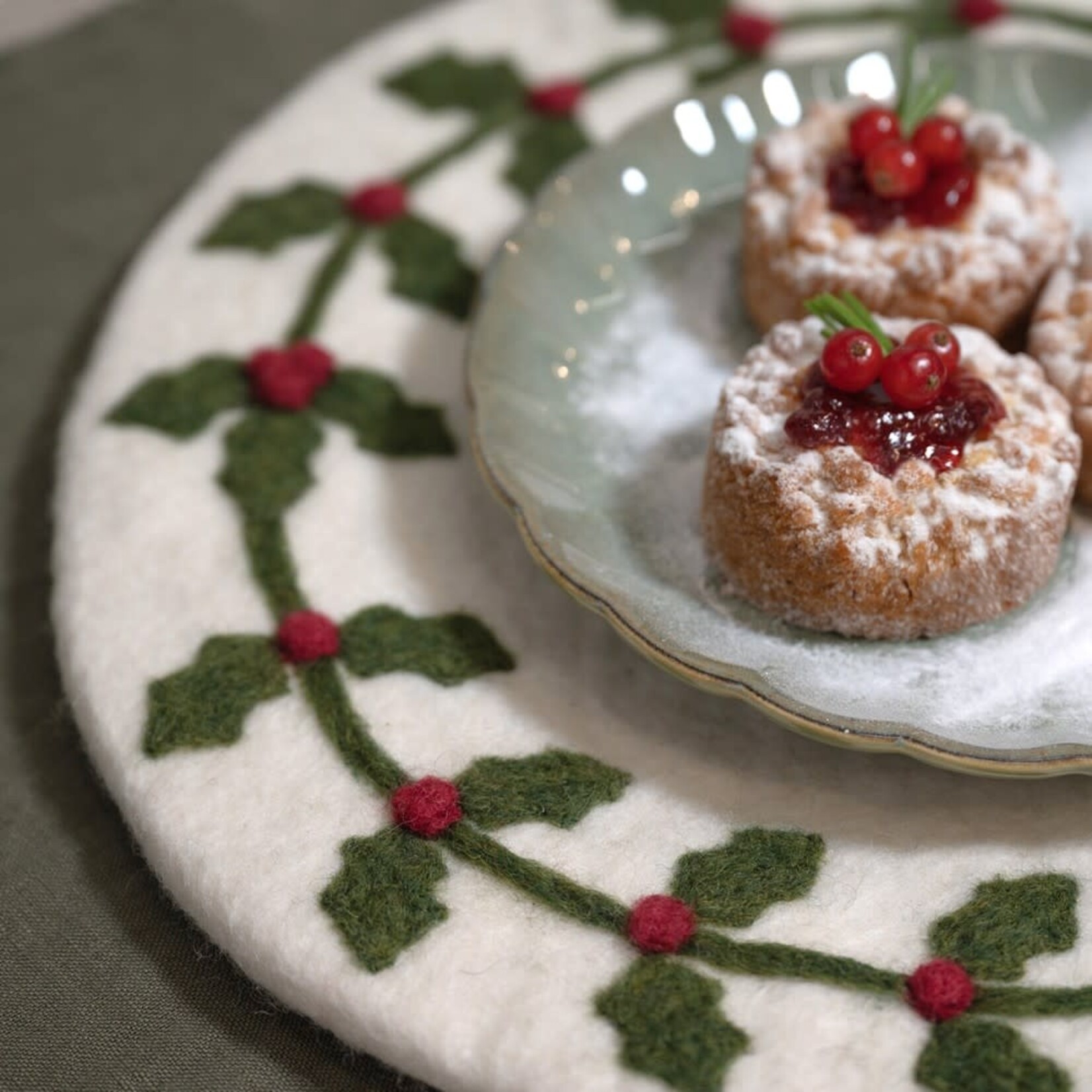 Fairmade Fairtrade voor Sjaal met Verhaal Sjaal met Verhaal 35 cm onderzetter placemat Holly Berry op is op handgemaakt van Vilt