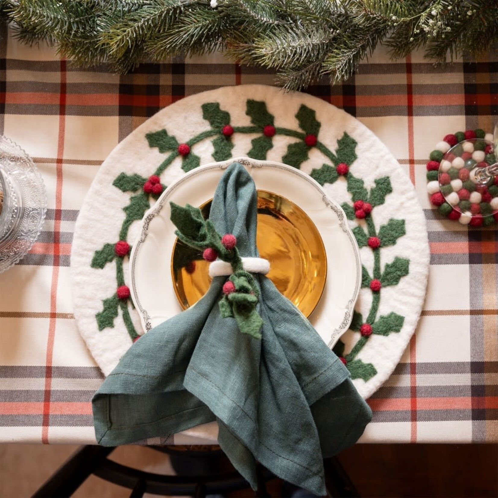 Fairmade Fairtrade voor Sjaal met Verhaal Sjaal met Verhaal 35 cm onderzetter placemat Holly Berry op is op handgemaakt van Vilt