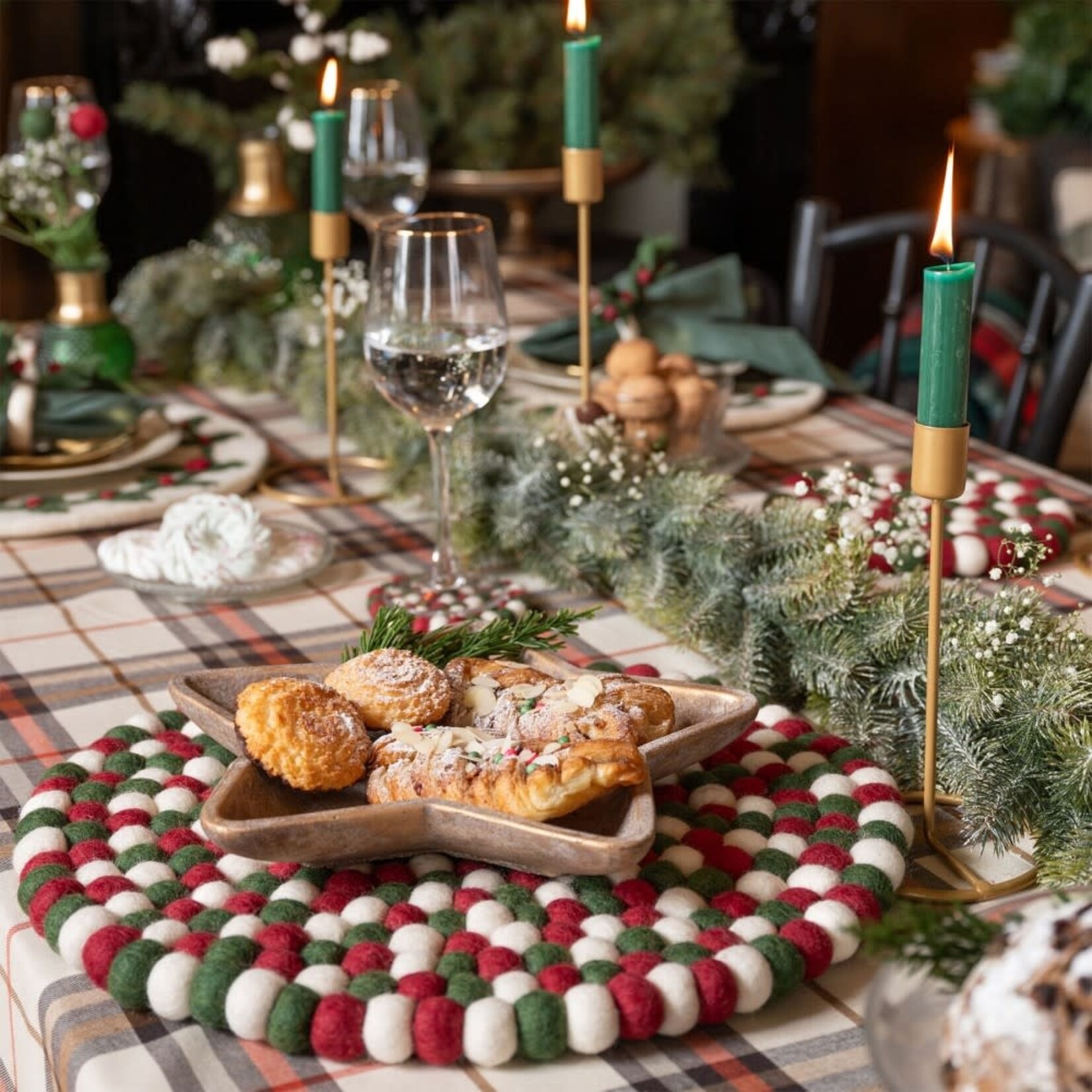 Fairmade Fairtrade voor Sjaal met Verhaal Sjaal met Verhaal 40 cm onderzetter rond viltbolletjes Holly Berry