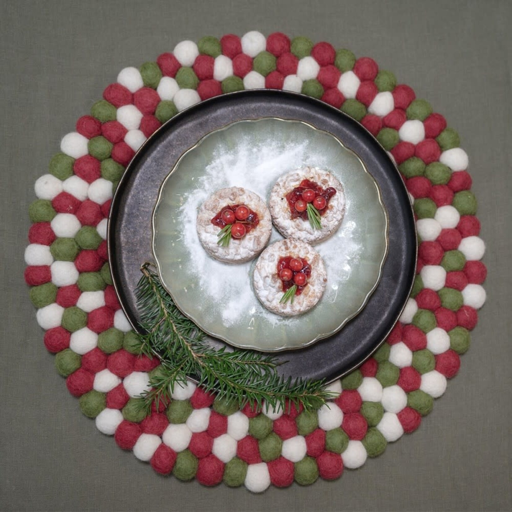 Fairmade Fairtrade voor Sjaal met Verhaal Sjaal met Verhaal 40 cm onderzetter rond viltbolletjes Holly Berry