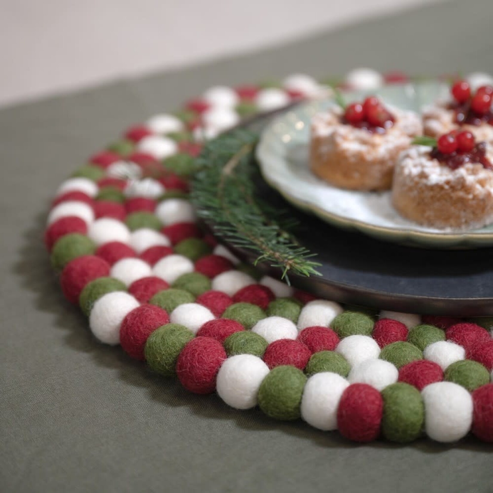 Fairmade Fairtrade voor Sjaal met Verhaal Sjaal met Verhaal 40 cm onderzetter rond viltbolletjes Holly Berry