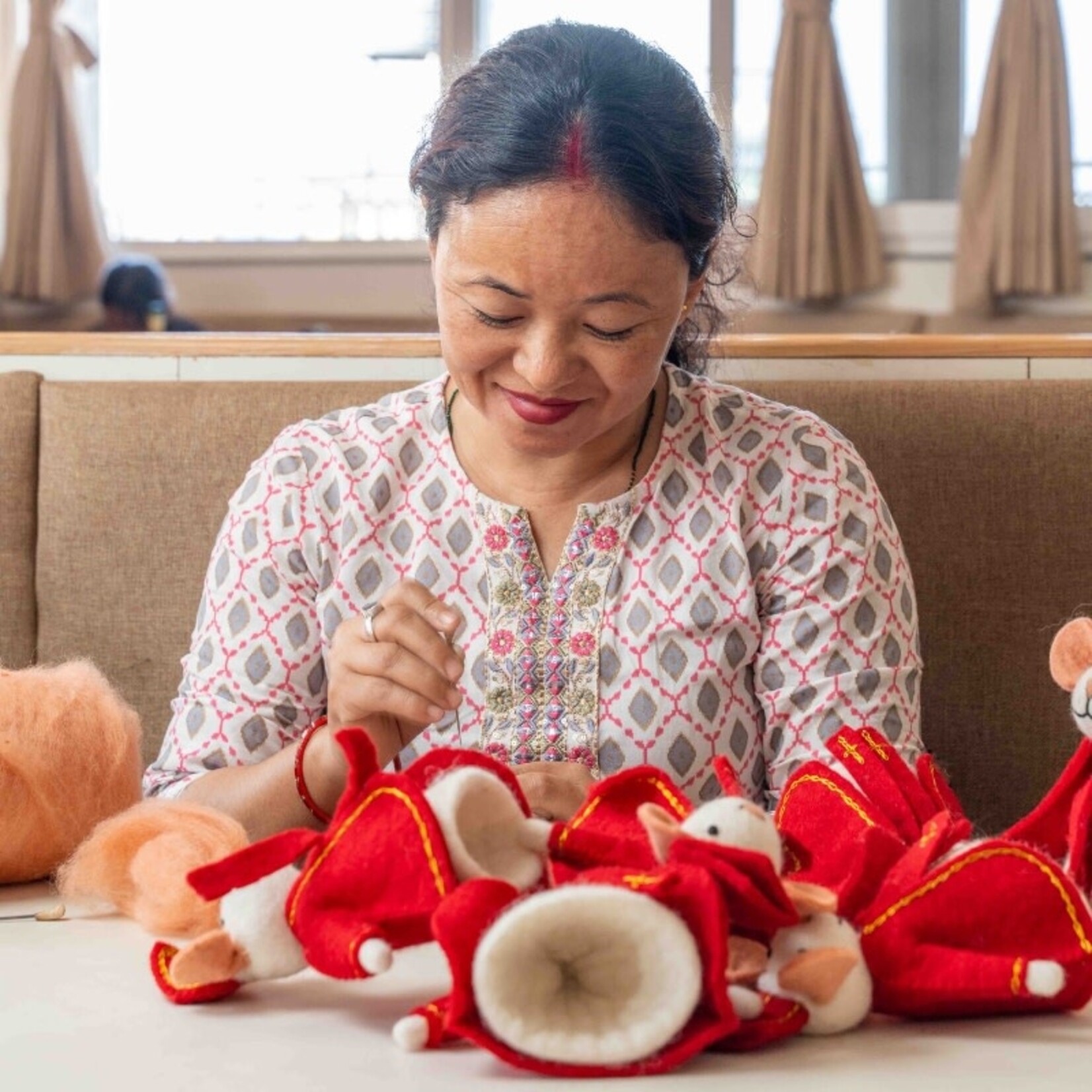 Fairmade Fairtrade Sjaal met Verhaal Sint Decoratie muis Sintermuis Sinterklaas 18 cm Handmade Fairmade in Nepal