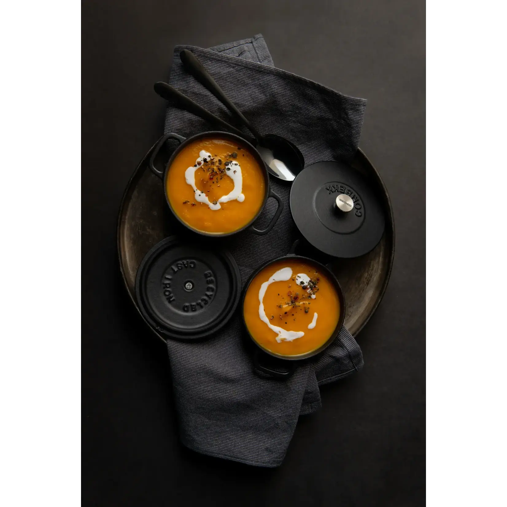 Combekk, Nederlands design  gietijzeren pannen uit gerecycled materiaal. set-4 12 cm mini braadpannetjes rood Combekk 12 cm braadpannen rood set-4 Combekk 1768296bx