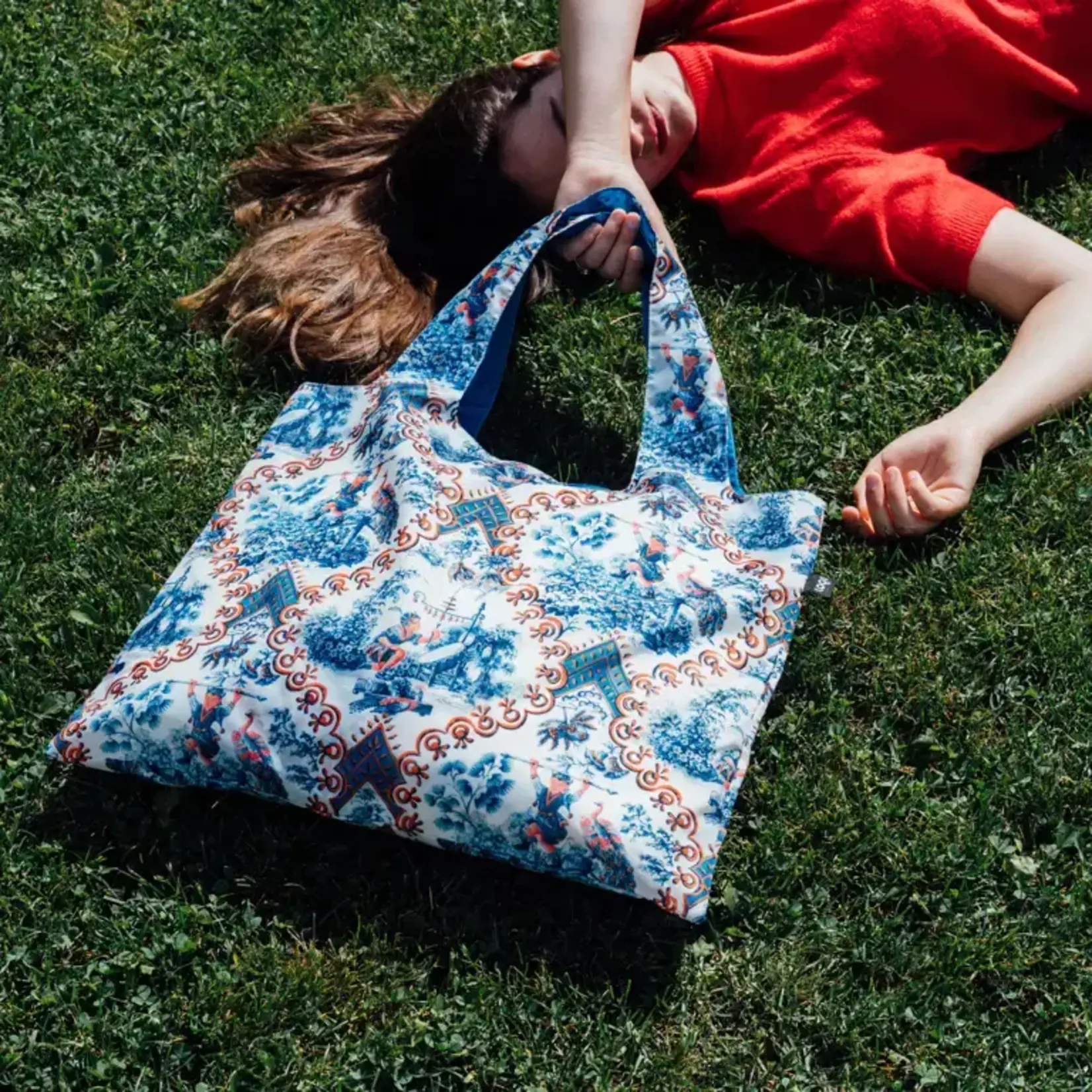 Loqi opvouwbaar tasje Loqi Bag Large Toile de Jouy Juggler gerecycled Loqi artist Collection LQdatj