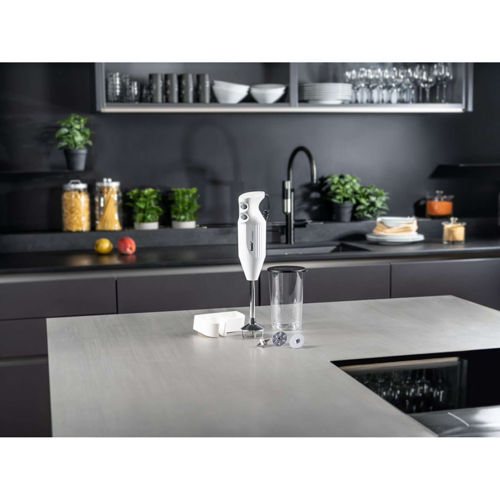 Bamix Waar gebruik je een staafmixer voor? Pureren, mixen, blenden en emulgeren met gemak Bamix® staafmixer handblender Mono M200 White Light Grey Bamix 1020.001
