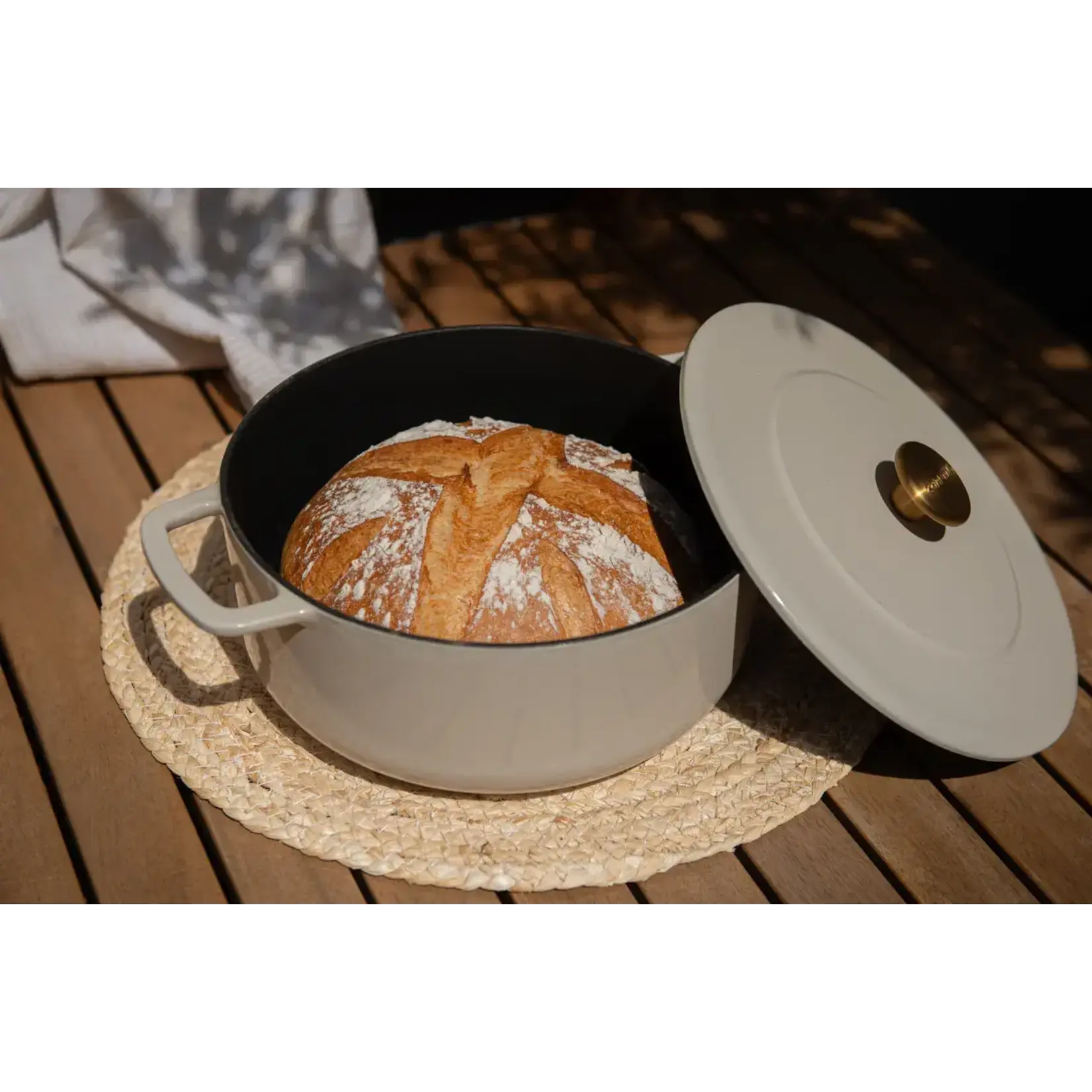 Combekk, Nederlands design  gietijzeren pannen uit gerecycled materiaal. 24 cm Sand gietijzeren braadpan Combekk sous-chef braadpan gietijzer 24 cm zand Combekk 190124sag