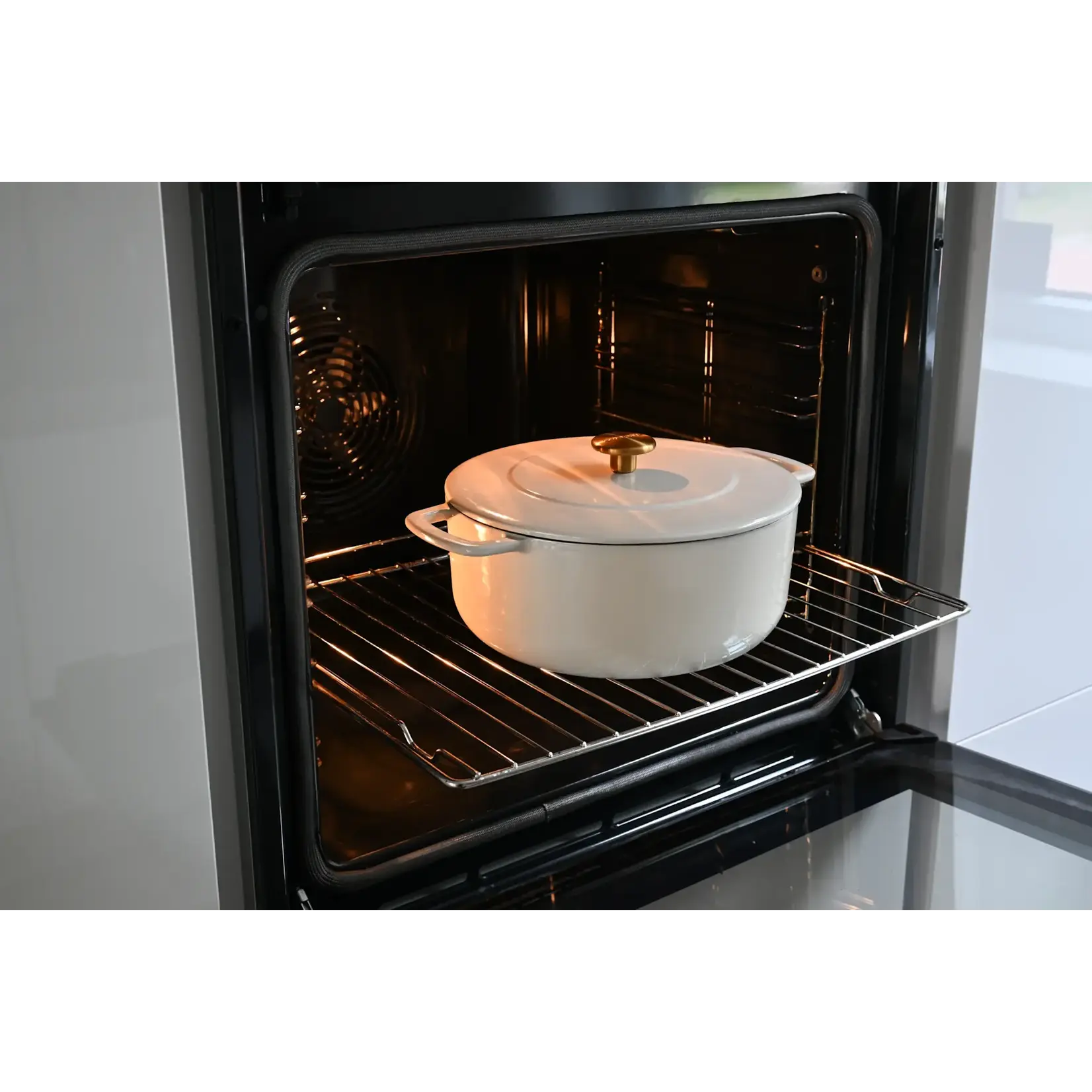 Combekk, Nederlands design  gietijzeren pannen uit gerecycled materiaal. 24 cm Sand gietijzeren braadpan Combekk sous-chef braadpan gietijzer 24 cm zand Combekk 190124sag