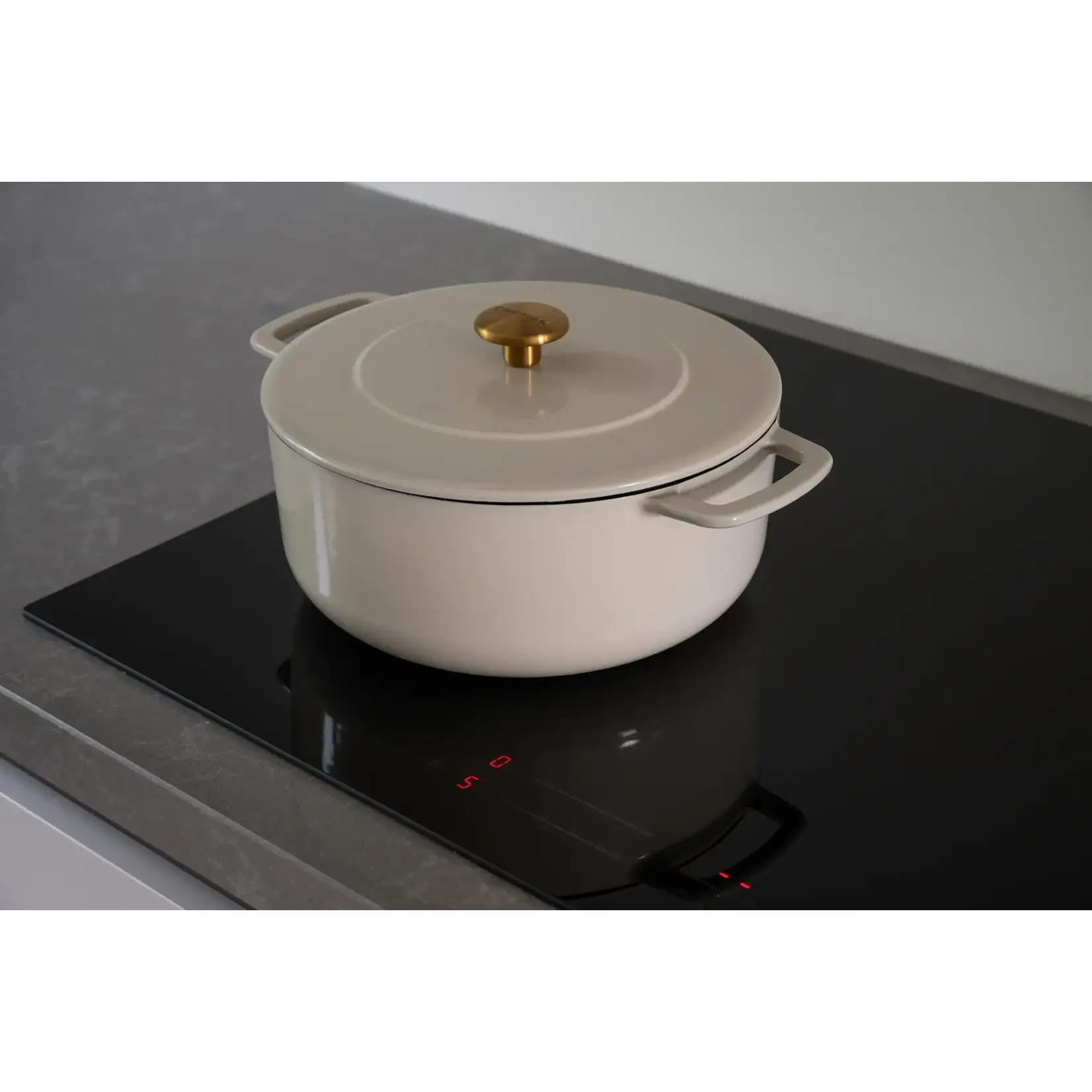 Combekk, Nederlands design  gietijzeren pannen uit gerecycled materiaal. 28 cm Sand gietijzeren braadpan Combekk sous-chef braadpan gietijzer 28 cm zand Combekk 190128sag