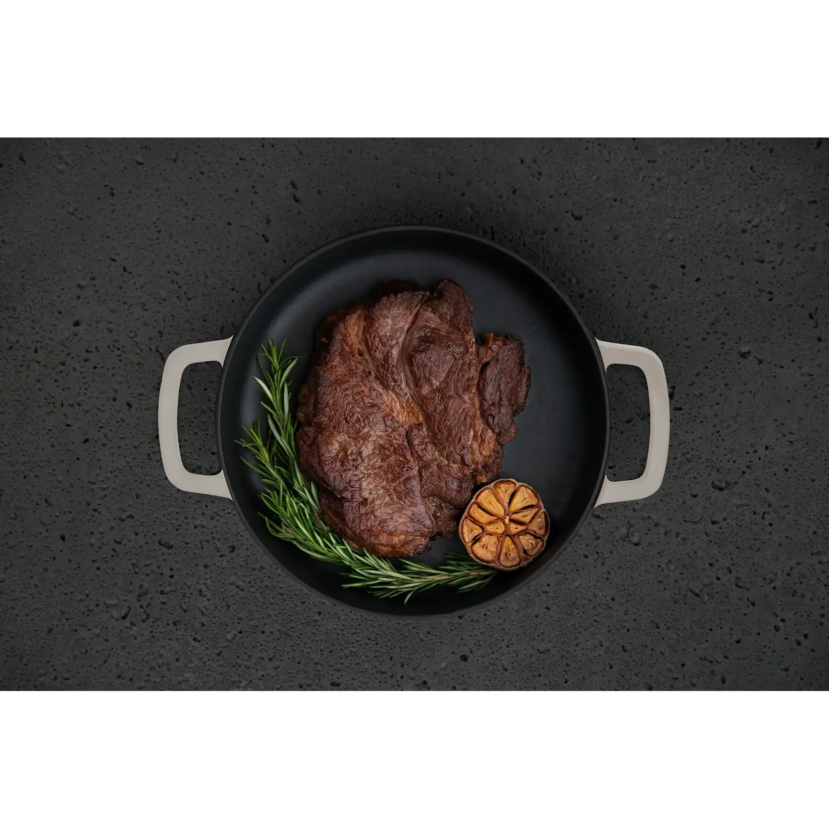 Combekk, Nederlands design  gietijzeren pannen uit gerecycled materiaal. 24 cm Sand gietijzeren koekenpan Combekk sous-chef serveerpan gietijzer 24 cm zand Combekk 192124sa