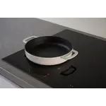 Combekk, Nederlands design  gietijzeren pannen uit gerecycled materiaal. 28 cm Sand gietijzeren koekenpan Combekk sous-chef serveerpan gietijzer 28 cm zand Combekk 192128sa