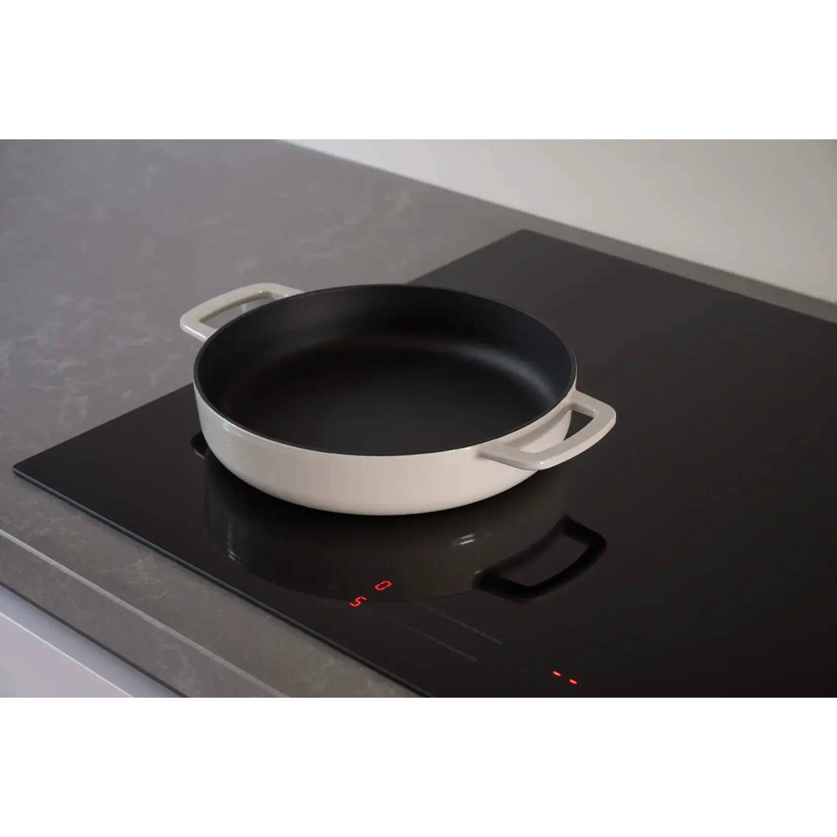 Combekk, Nederlands design  gietijzeren pannen uit gerecycled materiaal. 28 cm Sand gietijzeren koekenpan Combekk sous-chef serveerpan gietijzer 28 cm zand Combekk 192128sa