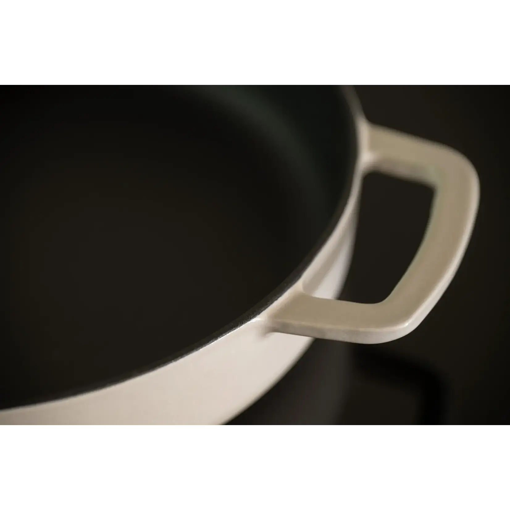 Combekk, Nederlands design  gietijzeren pannen uit gerecycled materiaal. 28 cm Sand gietijzeren koekenpan Combekk sous-chef serveerpan gietijzer 28 cm zand Combekk 192128sa