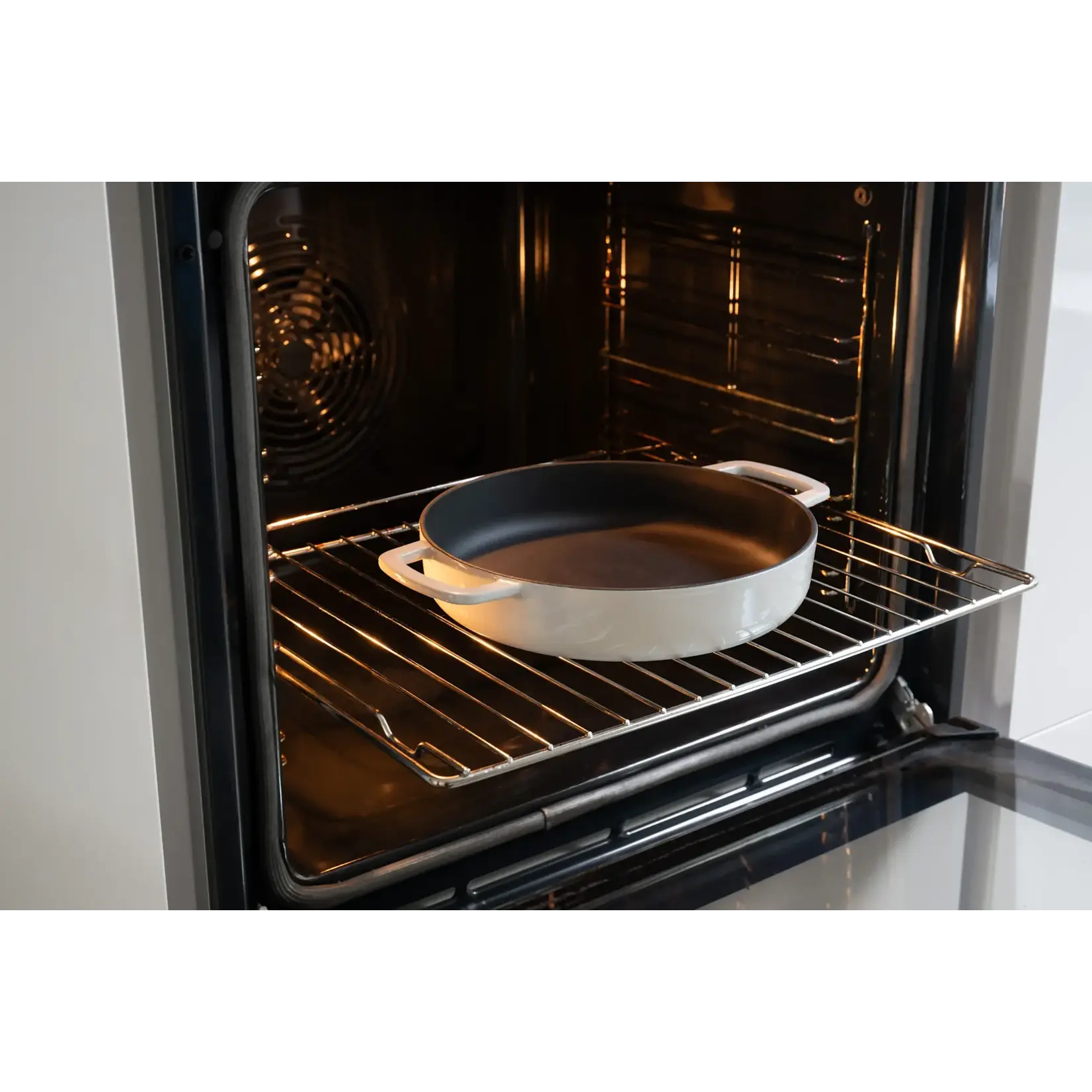 Combekk, Nederlands design  gietijzeren pannen uit gerecycled materiaal. 28 cm Sand gietijzeren koekenpan Combekk sous-chef serveerpan gietijzer 28 cm zand Combekk 192128sa