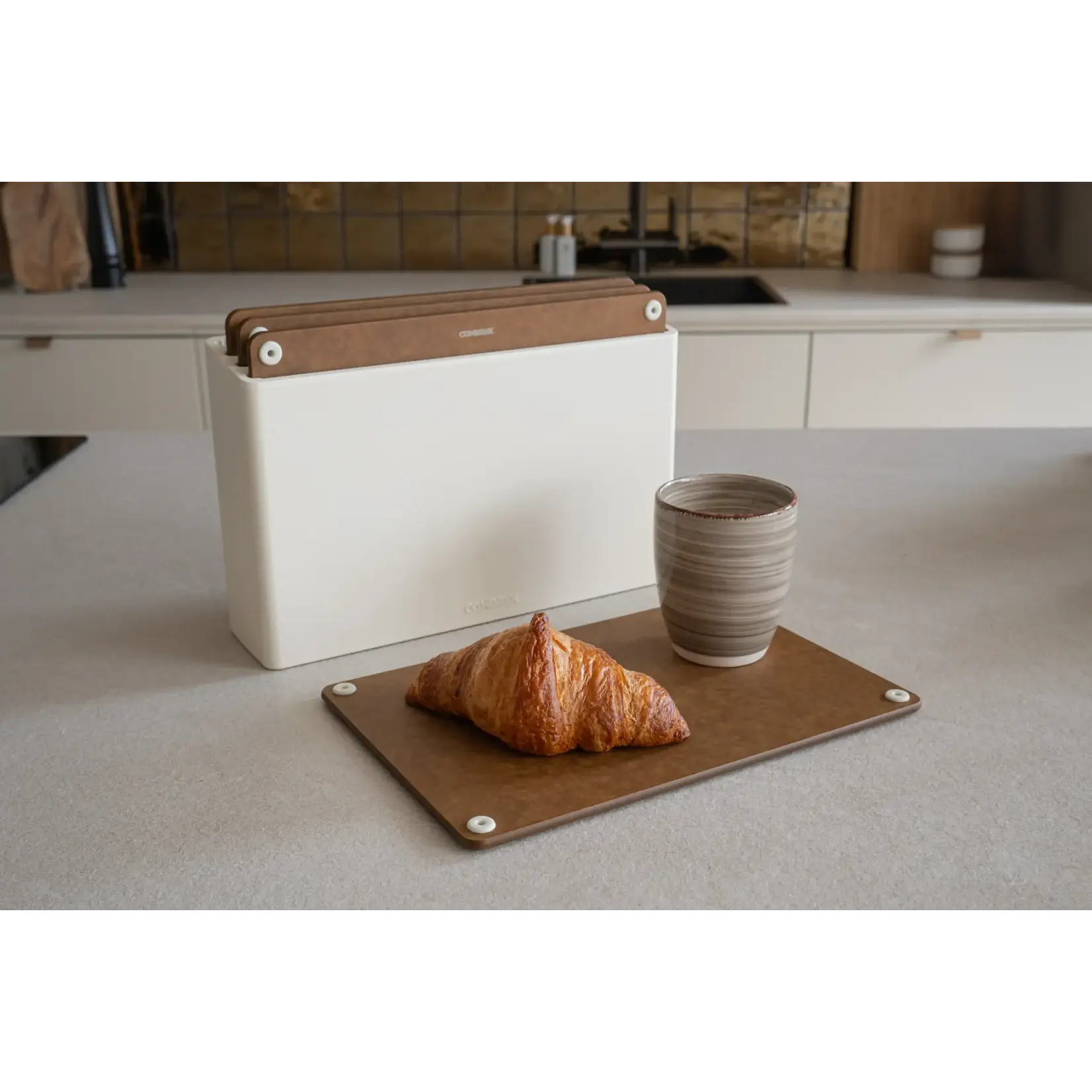 Combekk, Nederlands design  gietijzeren pannen uit gerecycled materiaal. Combekk zand houder en bruin 4 geperst houten snijplanken met houder Combekk 596401brs