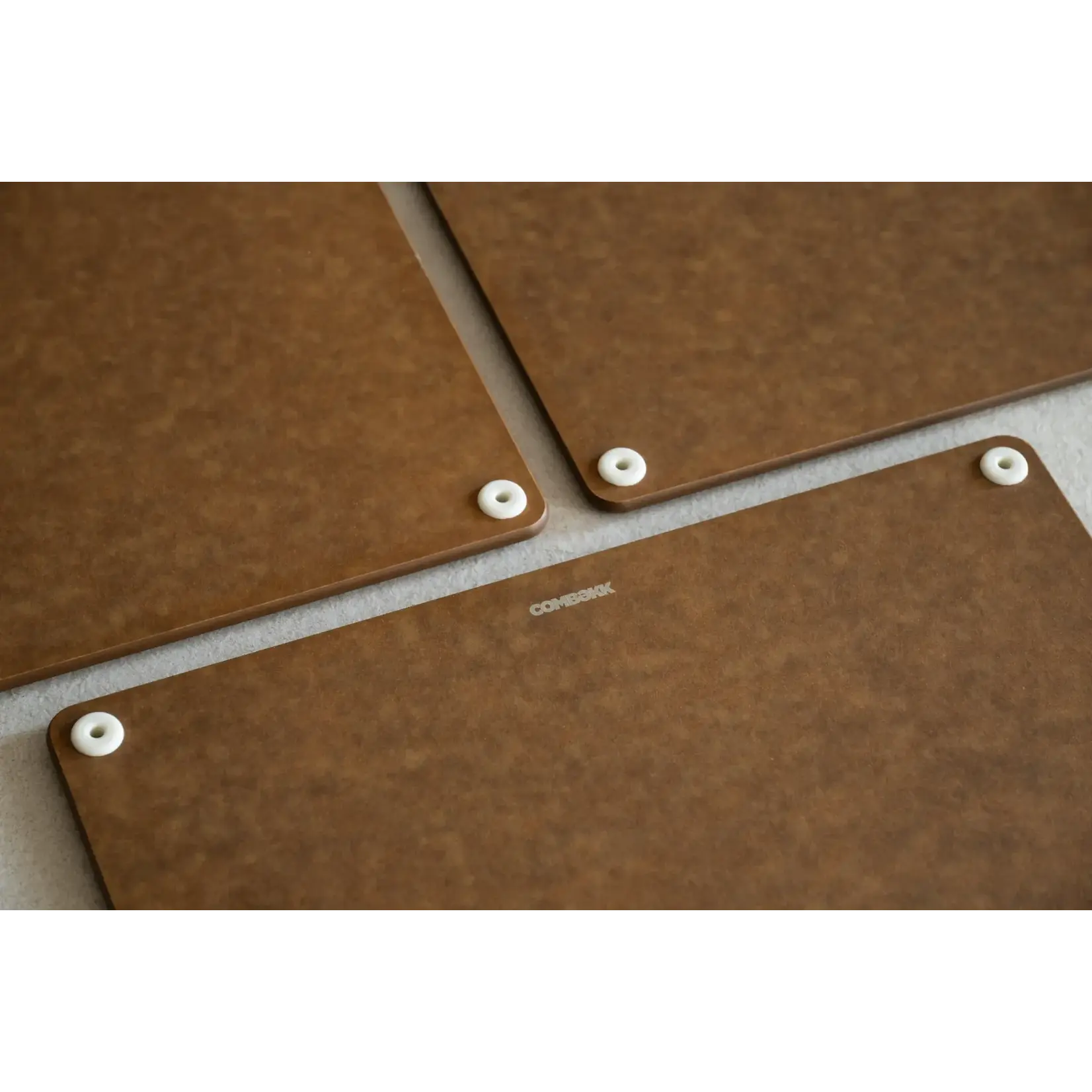 Combekk, Nederlands design  gietijzeren pannen uit gerecycled materiaal. Combekk zand houder en bruin 4 geperst houten snijplanken met houder Combekk 596401brs