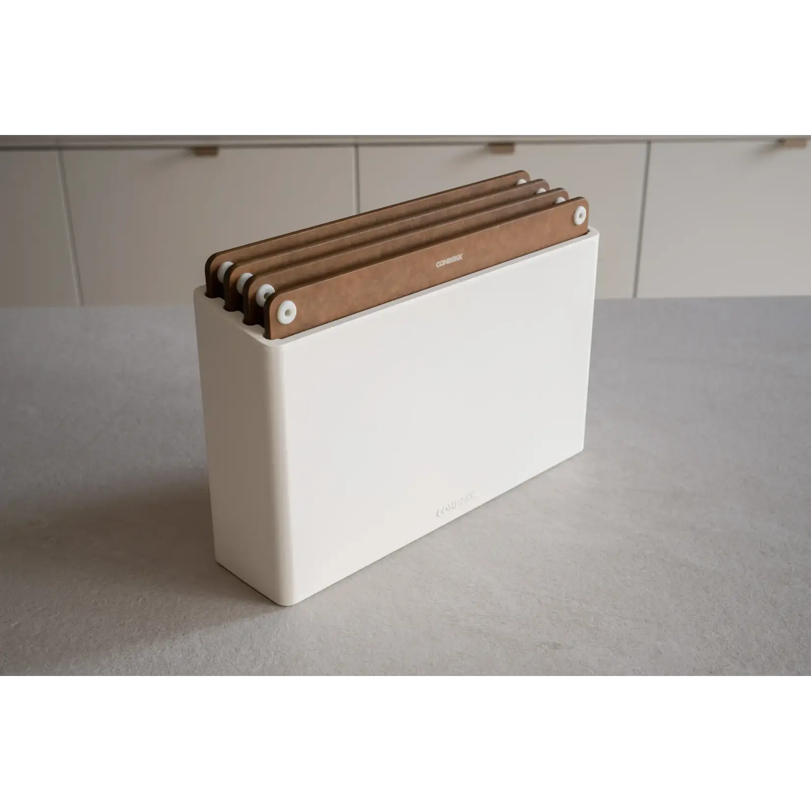 Combekk, Nederlands design  gietijzeren pannen uit gerecycled materiaal. Combekk zand houder en bruin 4 geperst houten snijplanken met houder Combekk 596401brs