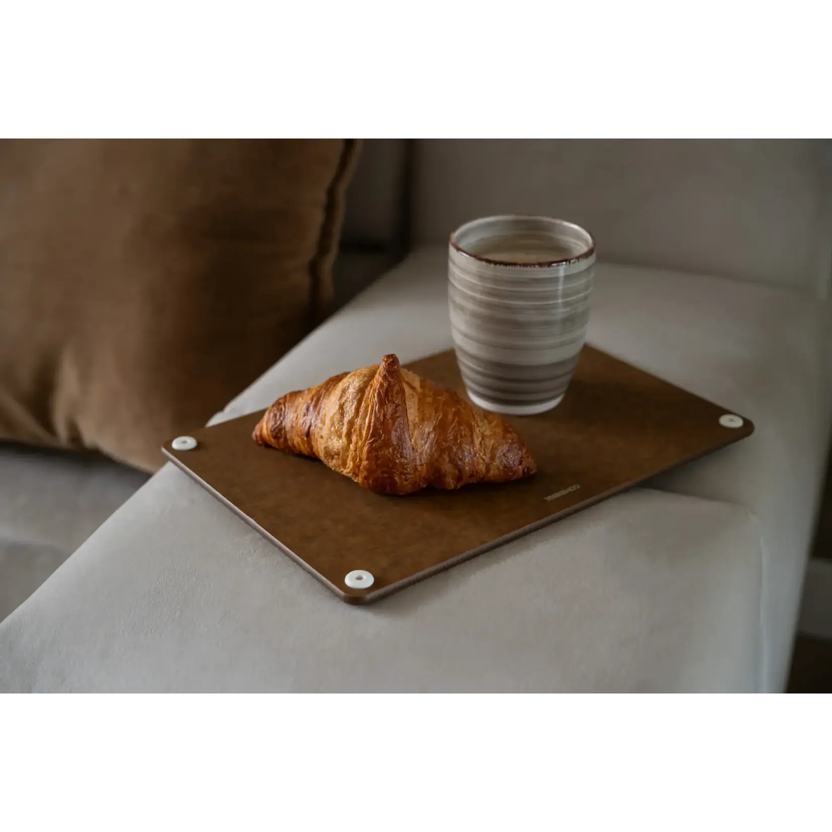 Combekk, Nederlands design  gietijzeren pannen uit gerecycled materiaal. Combekk zand houder en bruin 4 geperst houten snijplanken met houder Combekk 596401brs