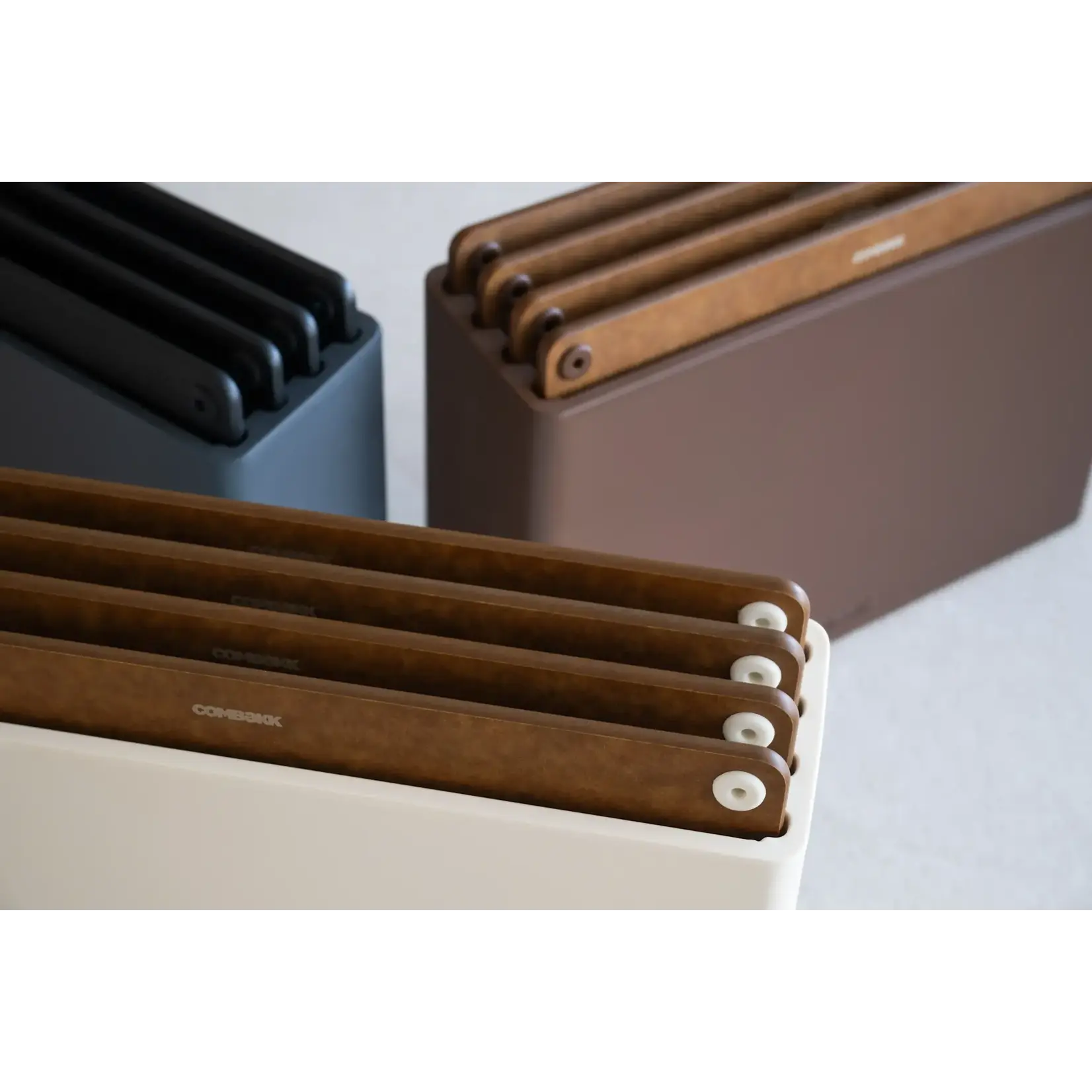 Combekk, Nederlands design  gietijzeren pannen uit gerecycled materiaal. Combekk zand houder en bruin 4 geperst houten snijplanken met houder Combekk 596401brs