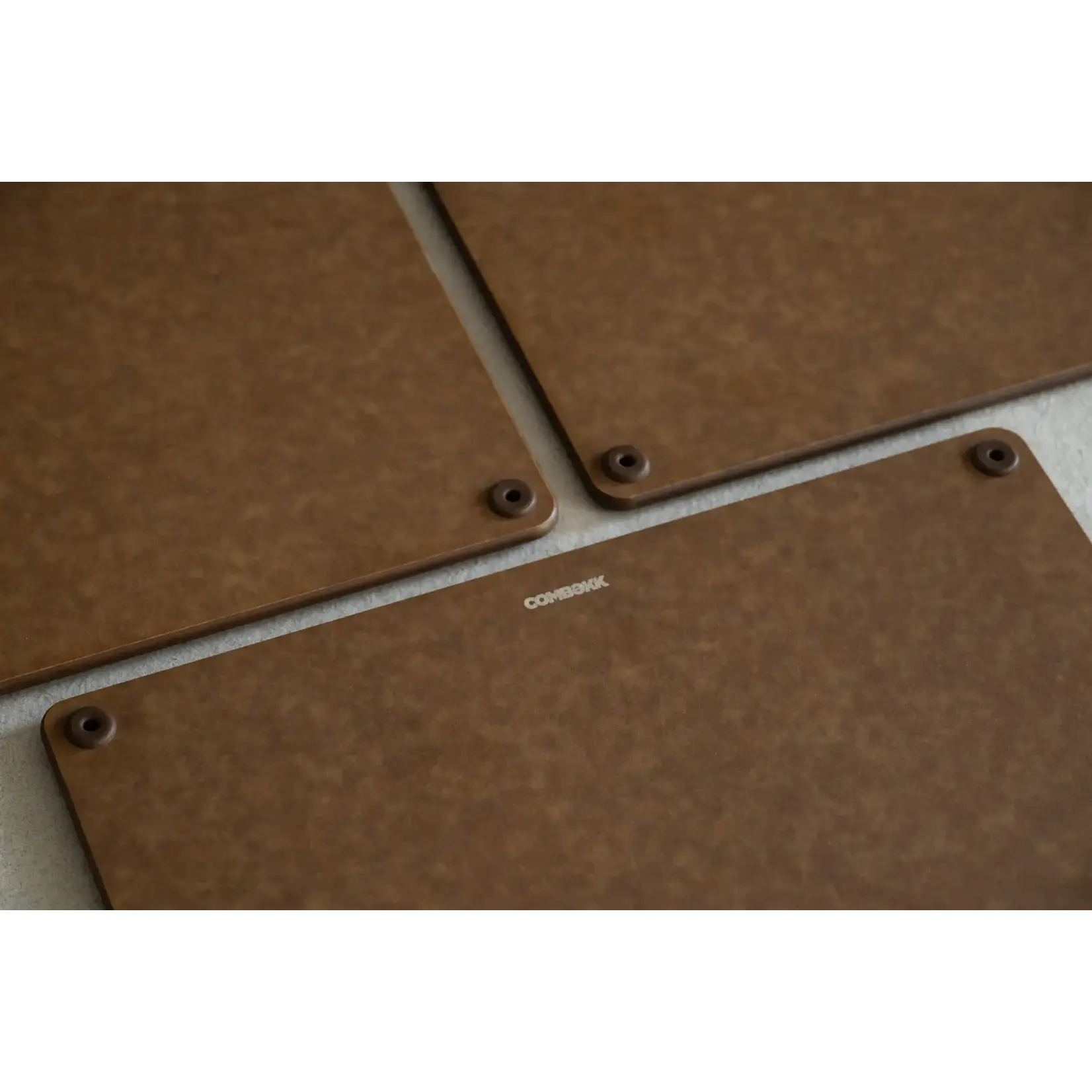 Combekk, Nederlands design  gietijzeren pannen uit gerecycled materiaal. Combekk bruin houder en bruin 4 geperst houten snijplanken met houder Combekk 596402brs