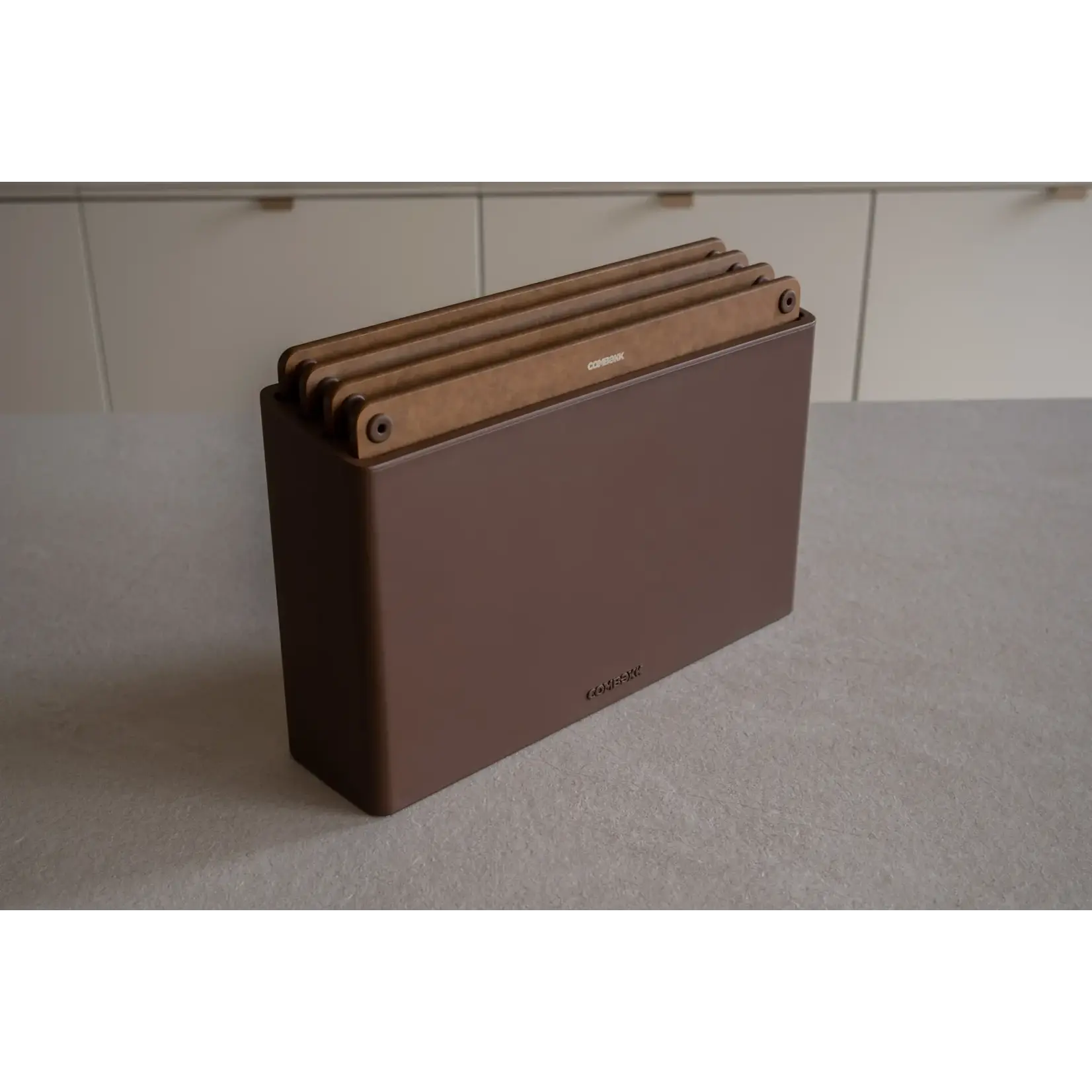 Combekk, Nederlands design  gietijzeren pannen uit gerecycled materiaal. Combekk bruin houder en bruin 4 geperst houten snijplanken met houder Combekk 596402brs