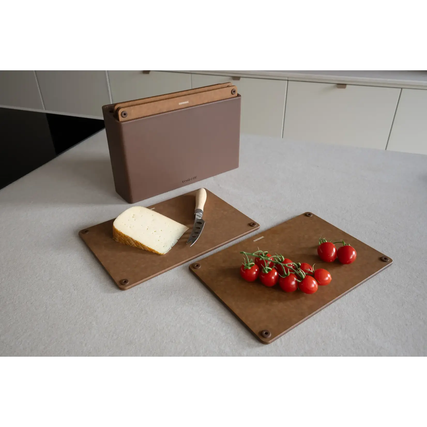 Combekk, Nederlands design  gietijzeren pannen uit gerecycled materiaal. Combekk bruin houder en bruin 4 geperst houten snijplanken met houder Combekk 596402brs